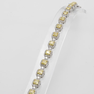 27044073b - Armband mit Diamanten und Brillanten, WG 750/000, 20 Diam. im Cushionschliff zus. ca. ...