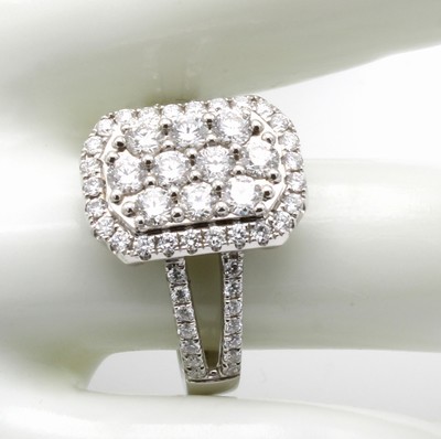 27044074c - Ring mit Brillanten, WG 750/000, 10 Brill. zus. ca. 0.94 ct u. 55 Besatzbrill. zus. ca. ...