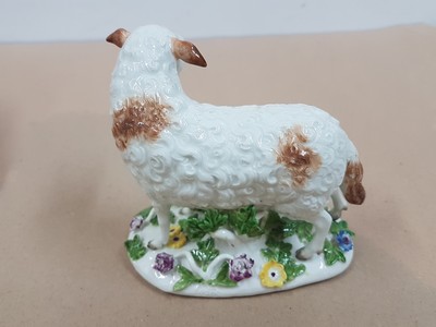 27044084d - Porzellanfigur, ´Schaf´, Meissen, um, 1747-50, Entwurf P. Reinicke 1747, stehendes Schaf ...