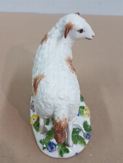 27044084e - Porzellanfigur, ´Schaf´, Meissen, um, 1747-50, Entwurf P. Reinicke 1747, stehendes Schaf ...