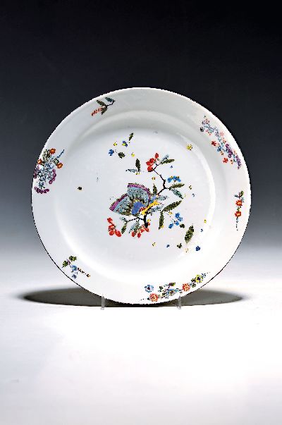 Image Teller, Meissen, um 1735-40, Kakiemon mit Schmetterling, glatte runde Form, brauner ...