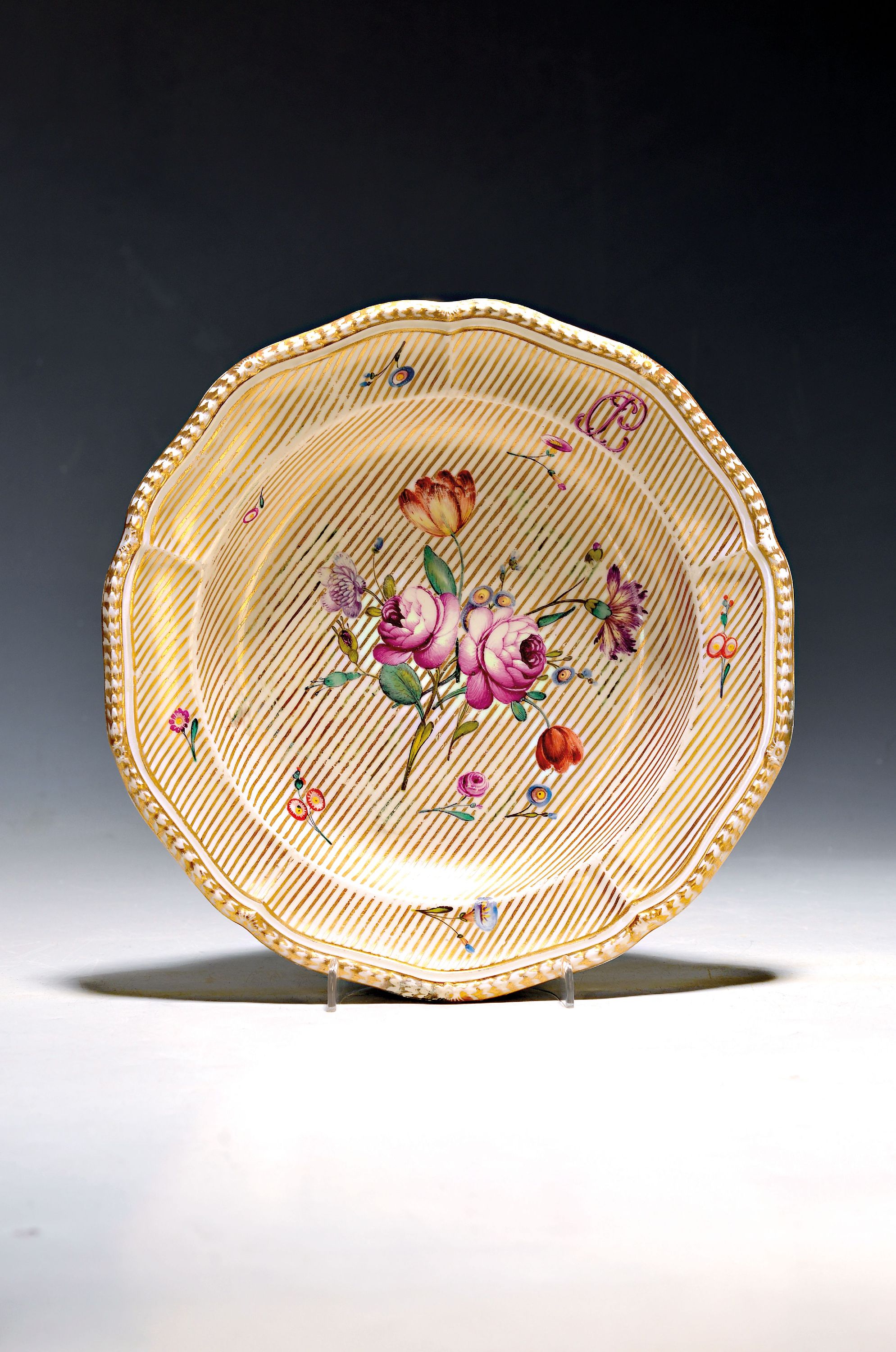 Suppenteller, Frankenthal, 1770, aus dem Service für Herzog Christian IV von Pfalz- Zweibrücken-Birkenfeld, Teller überzogen mit goldenen ...