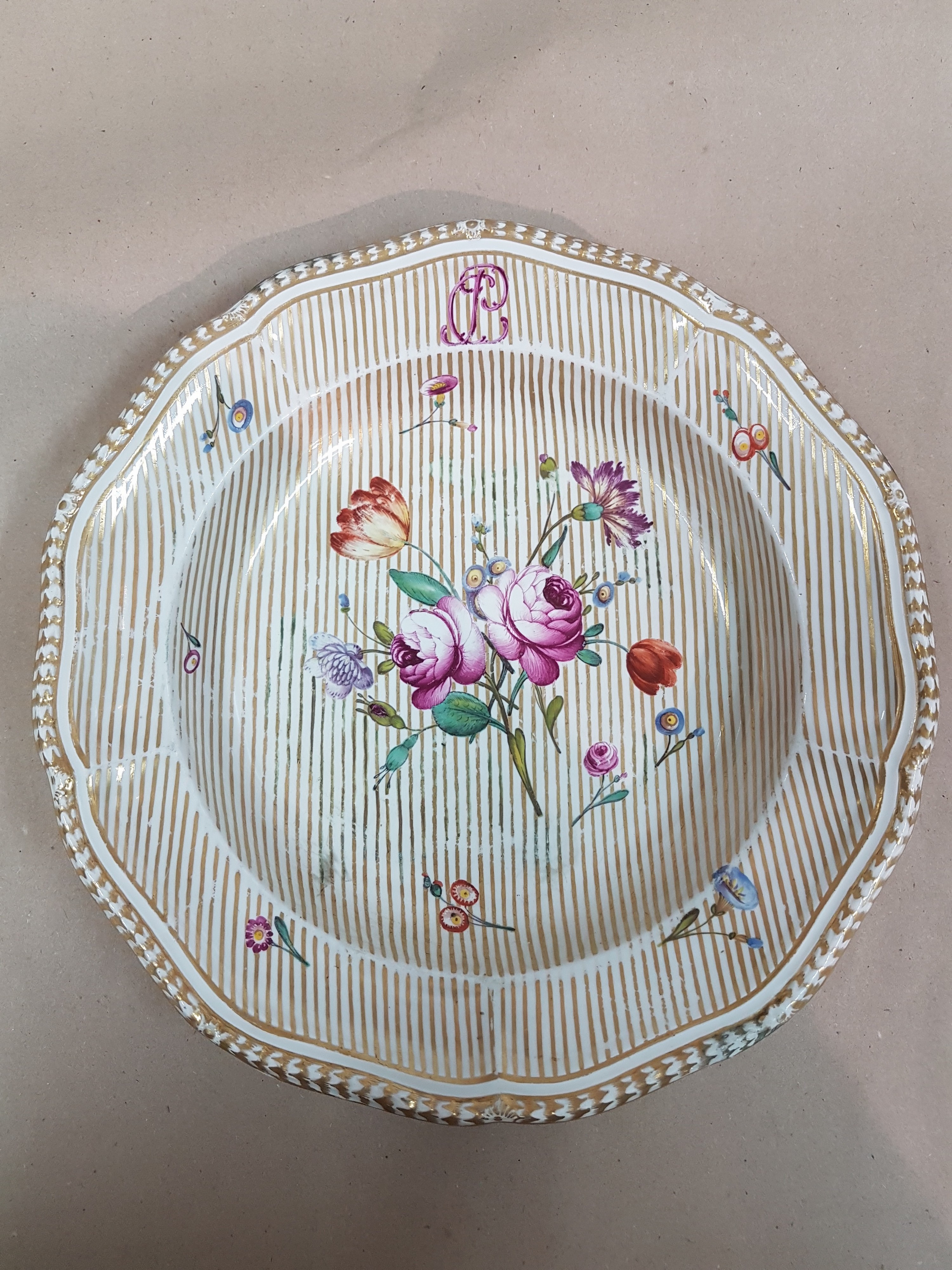 Detail b: Suppenteller, Frankenthal, 1770, aus dem Service für Herzog Christian IV von Pfalz- Zweibrücken-Birkenfeld, Teller überzogen mit goldenen ...