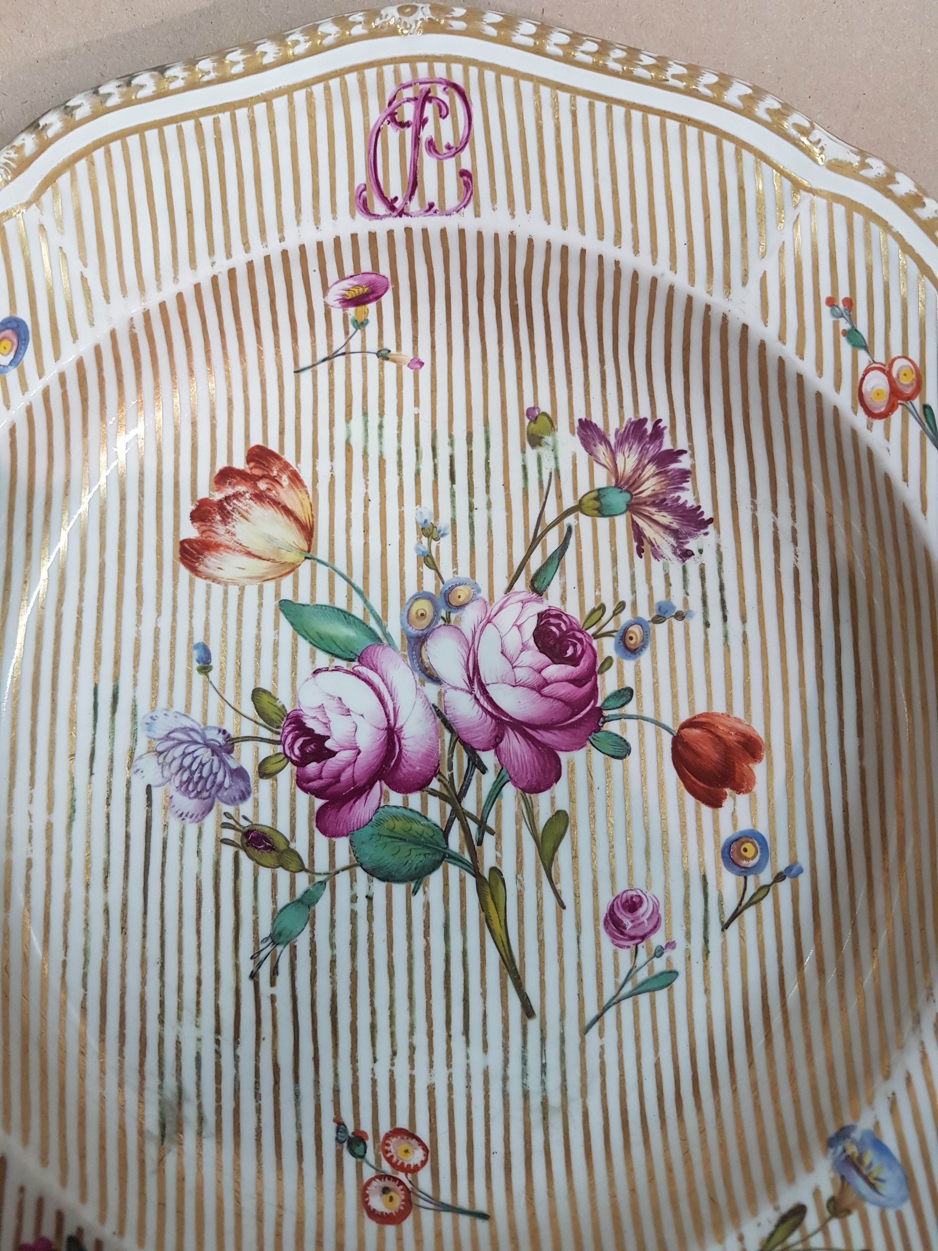 Detail c: Suppenteller, Frankenthal, 1770, aus dem Service für Herzog Christian IV von Pfalz- Zweibrücken-Birkenfeld, Teller überzogen mit goldenen ...