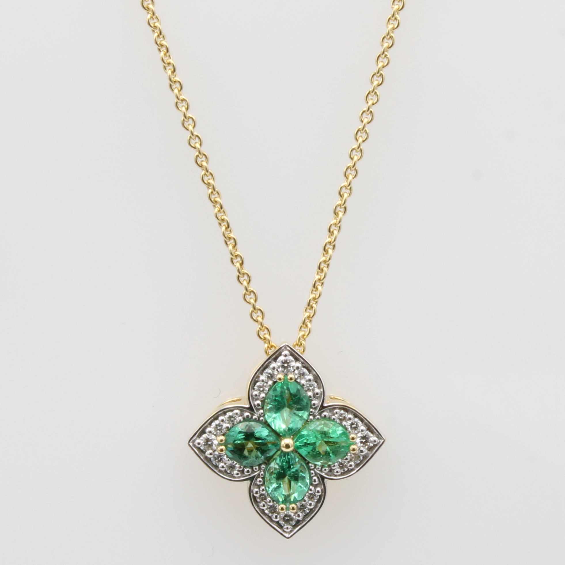 Image 27044466 - Anhänger mit Smaragden und Brillanten an Kette, GG 750/000, 4 Smaragde zus. ca. 0.51 ...