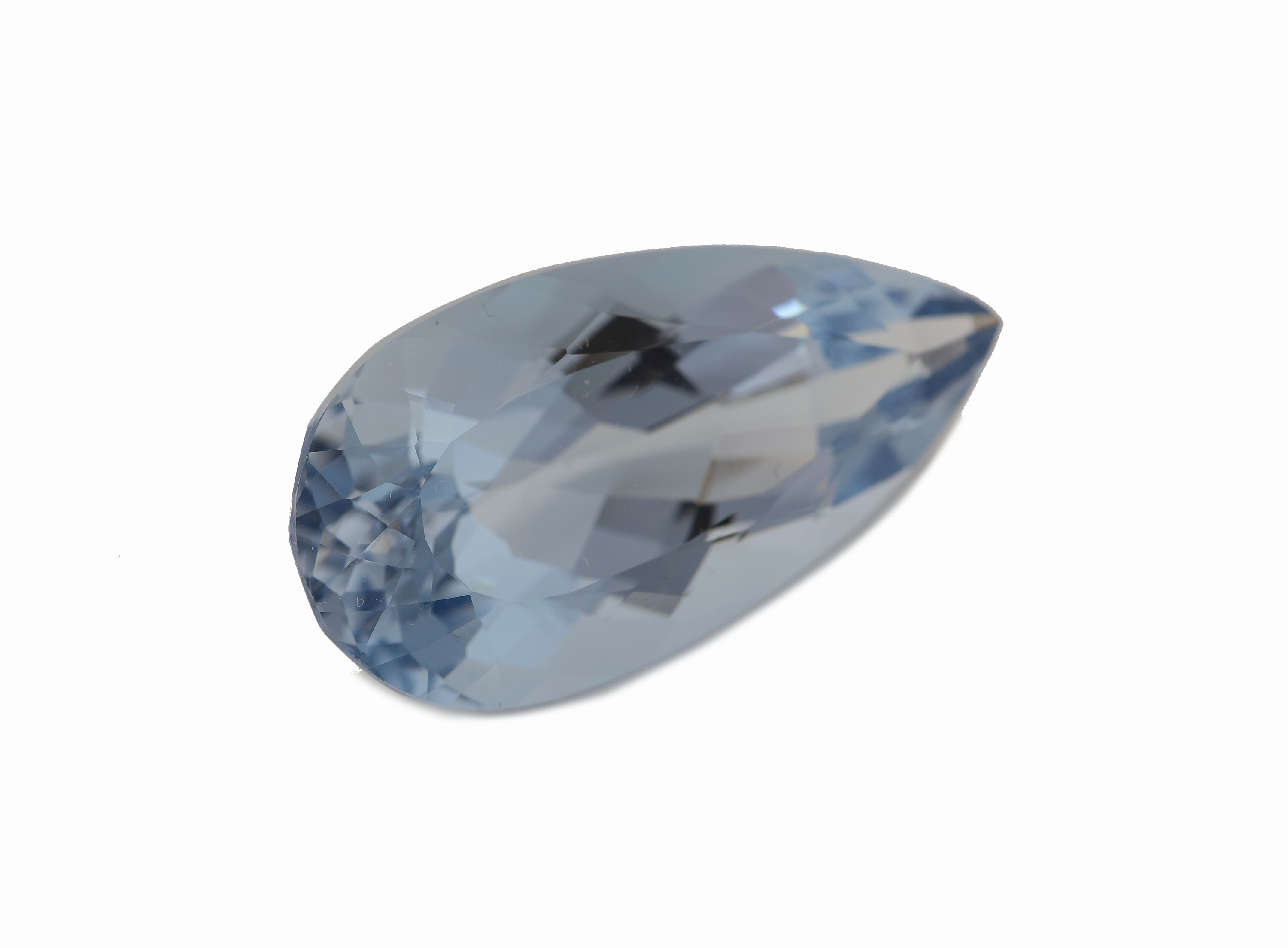 Detail a: Loser Aquamarin, facett. Tropfen, ca. 42.31 ct, ca. 34.18 x 17.38 x 13.01 mm,