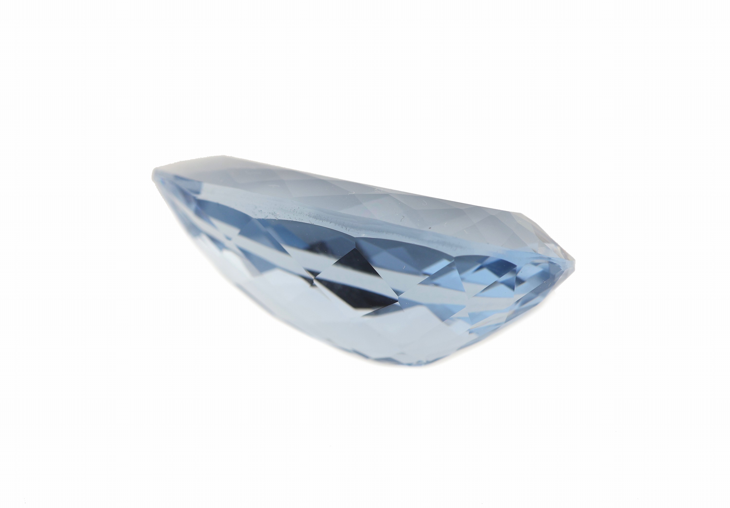 Detail b: Loser Aquamarin, facett. Tropfen, ca. 42.31 ct, ca. 34.18 x 17.38 x 13.01 mm,