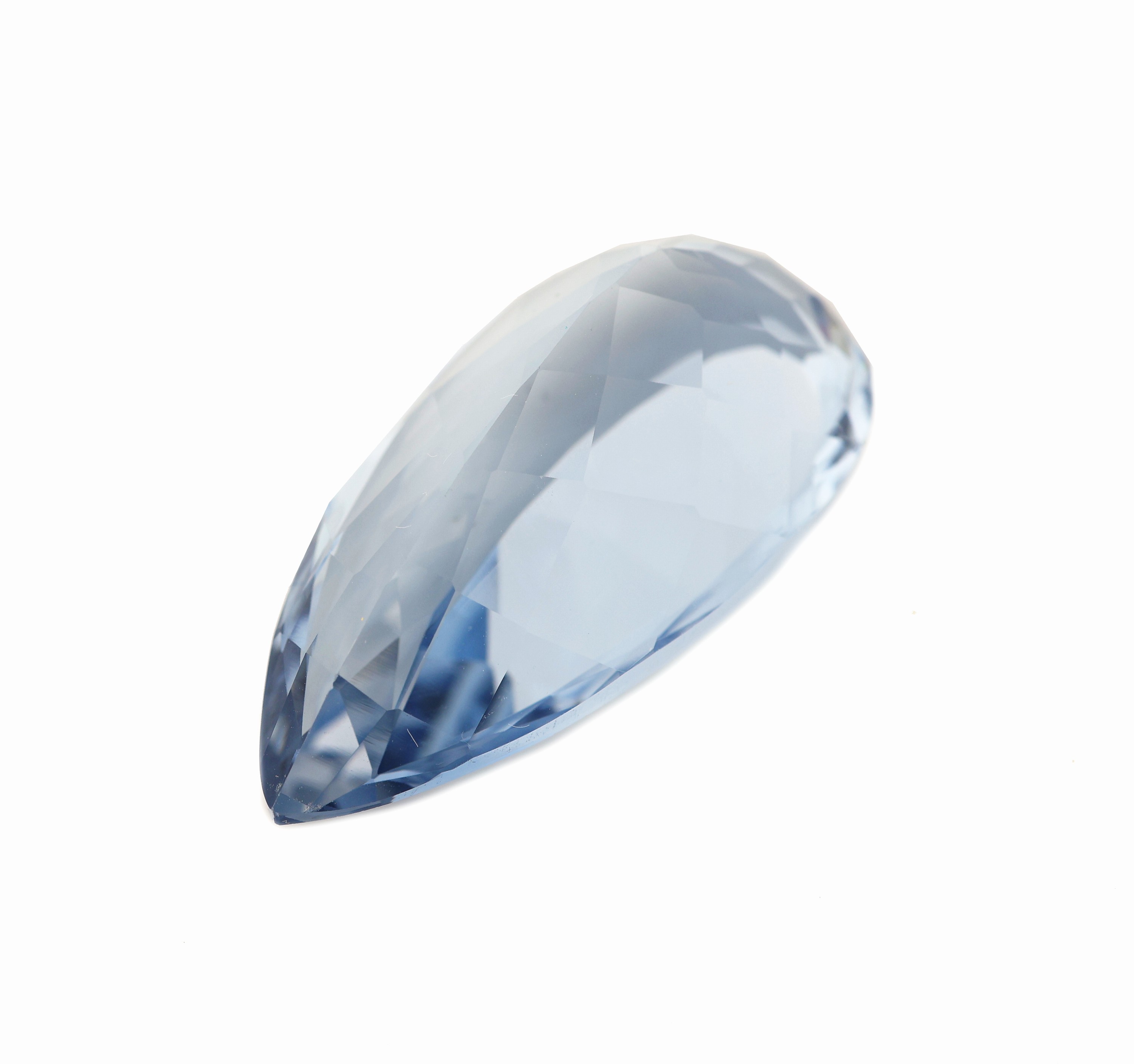 Detail c: Loser Aquamarin, facett. Tropfen, ca. 42.31 ct, ca. 34.18 x 17.38 x 13.01 mm,