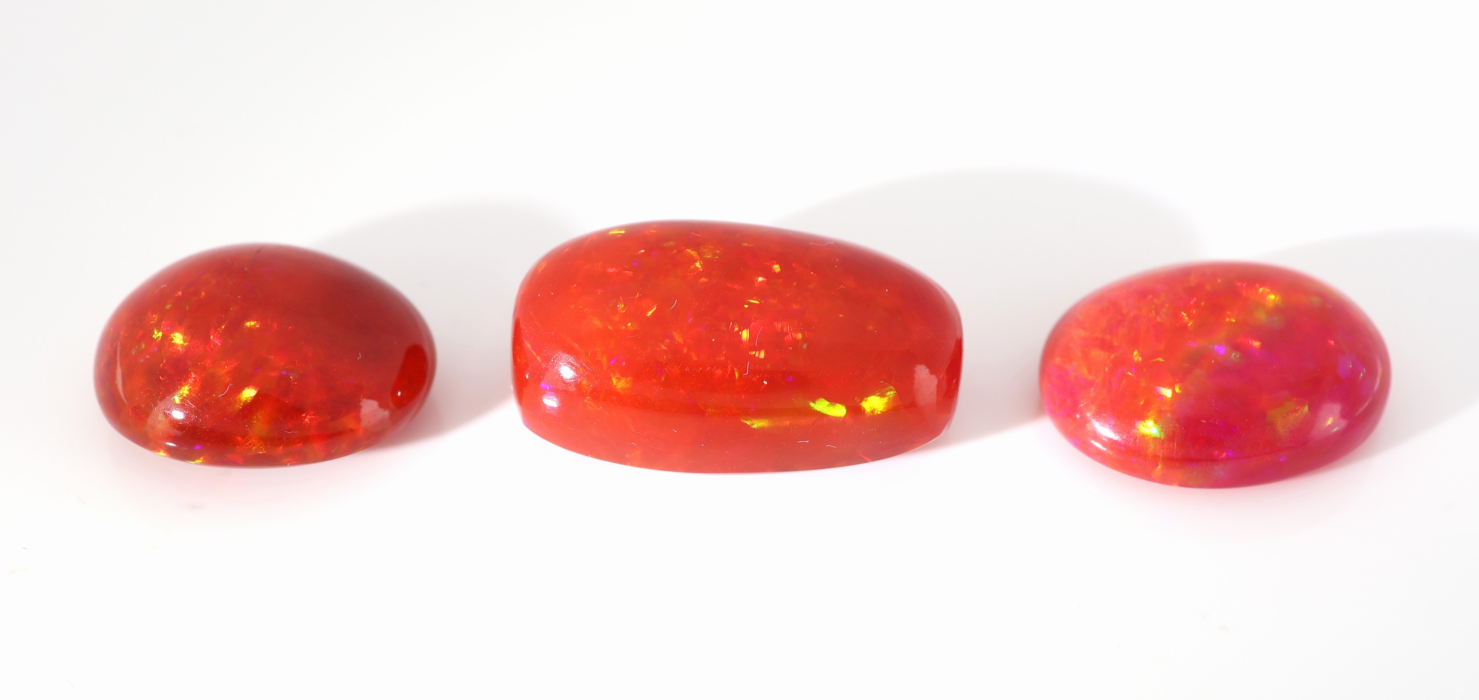 Detail c: Lot 3 lose rote Opale, zus. ca. 25.26 ct, 1 x 20.49 x 11.68 x 9.12 mm, 1 x 16.25 x 12.73 x 5.88 mm, 1 x 15.78 x 12.71 x 7.21 mm