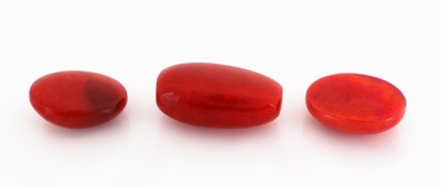 27044474b - Lot 3 lose rote Opale, zus. ca. 25.26 ct, 1 x 20.49 x 11.68 x 9.12 mm, 1 x 16.25 x 12.73 ...
