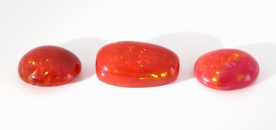 27044474c - Lot 3 lose rote Opale, zus. ca. 25.26 ct, 1 x 20.49 x 11.68 x 9.12 mm, 1 x 16.25 x 12.73 ...
