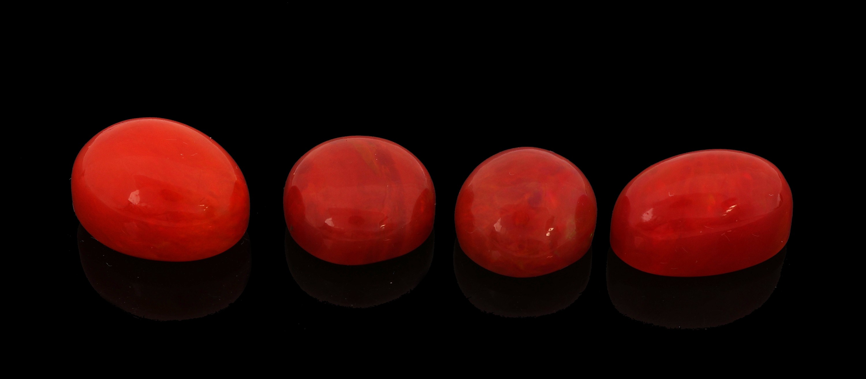 Detail a: Lot 4 lose rote Opale, zus. ca. 33.38 ct, 1 x 16.73 x 12.73 x 10.29 mm, 1 x 16.94 x 10.24 x 9.80 mm, 1 x 13.91 x 13.28 x 7.56 mm, 1 x 12.95 x 12.65 x ...