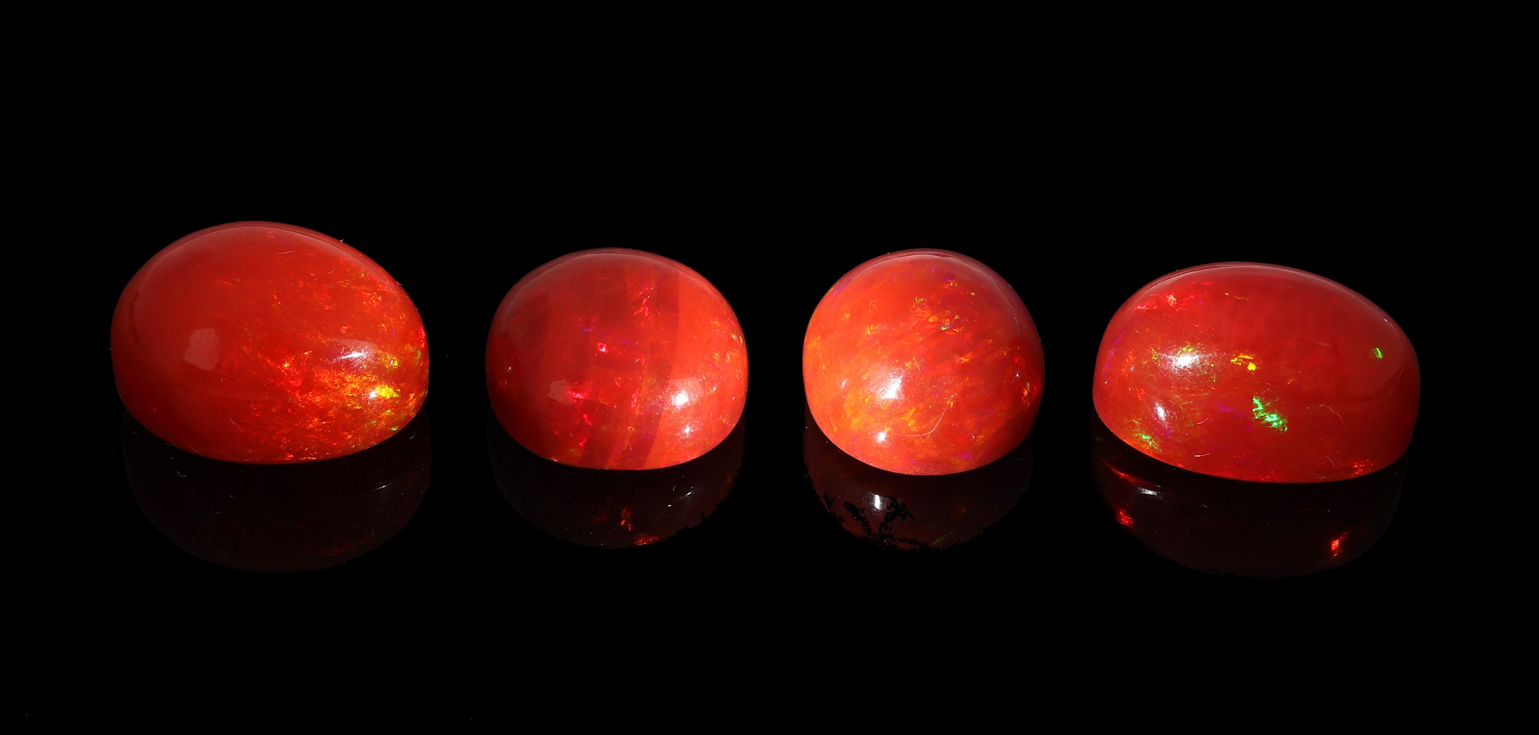 Detail b: Lot 4 lose rote Opale, zus. ca. 33.38 ct, 1 x 16.73 x 12.73 x 10.29 mm, 1 x 16.94 x 10.24 x 9.80 mm, 1 x 13.91 x 13.28 x 7.56 mm, 1 x 12.95 x 12.65 x ...