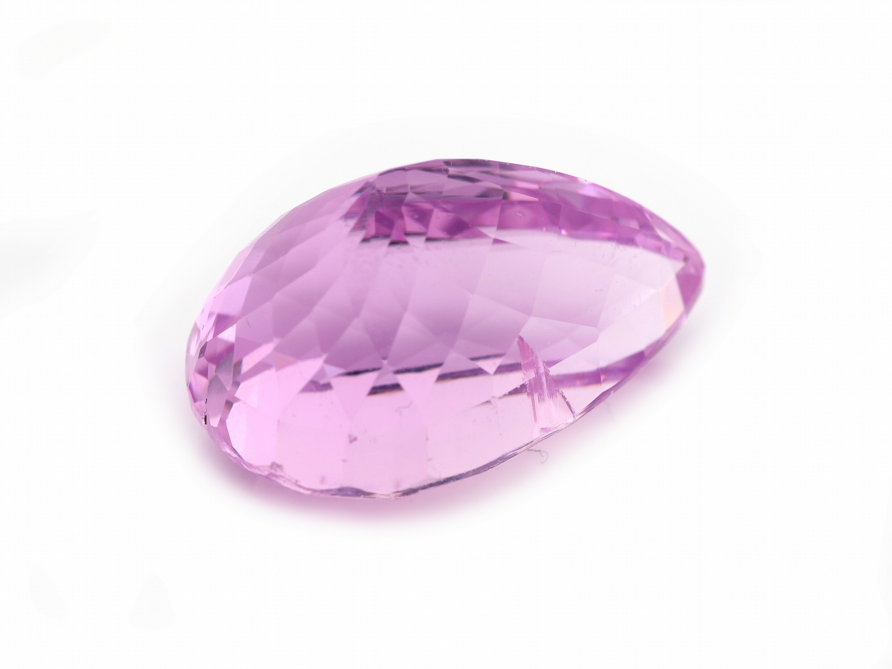 Detail a: Loser Kunzit, ca. 35.18 ct, facett. Tropfen, ca. 25.50 x 16.50 x 14.00 mm, intensive Farbe