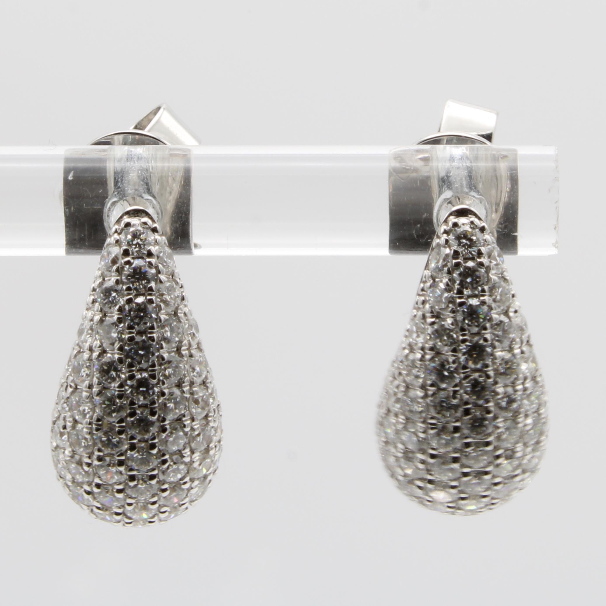 Image 27044534 - Paar Ohrstecker mit Brillanten, WG 750/000, 146 Brill. in anged. Tropfenform zus. ca. ...