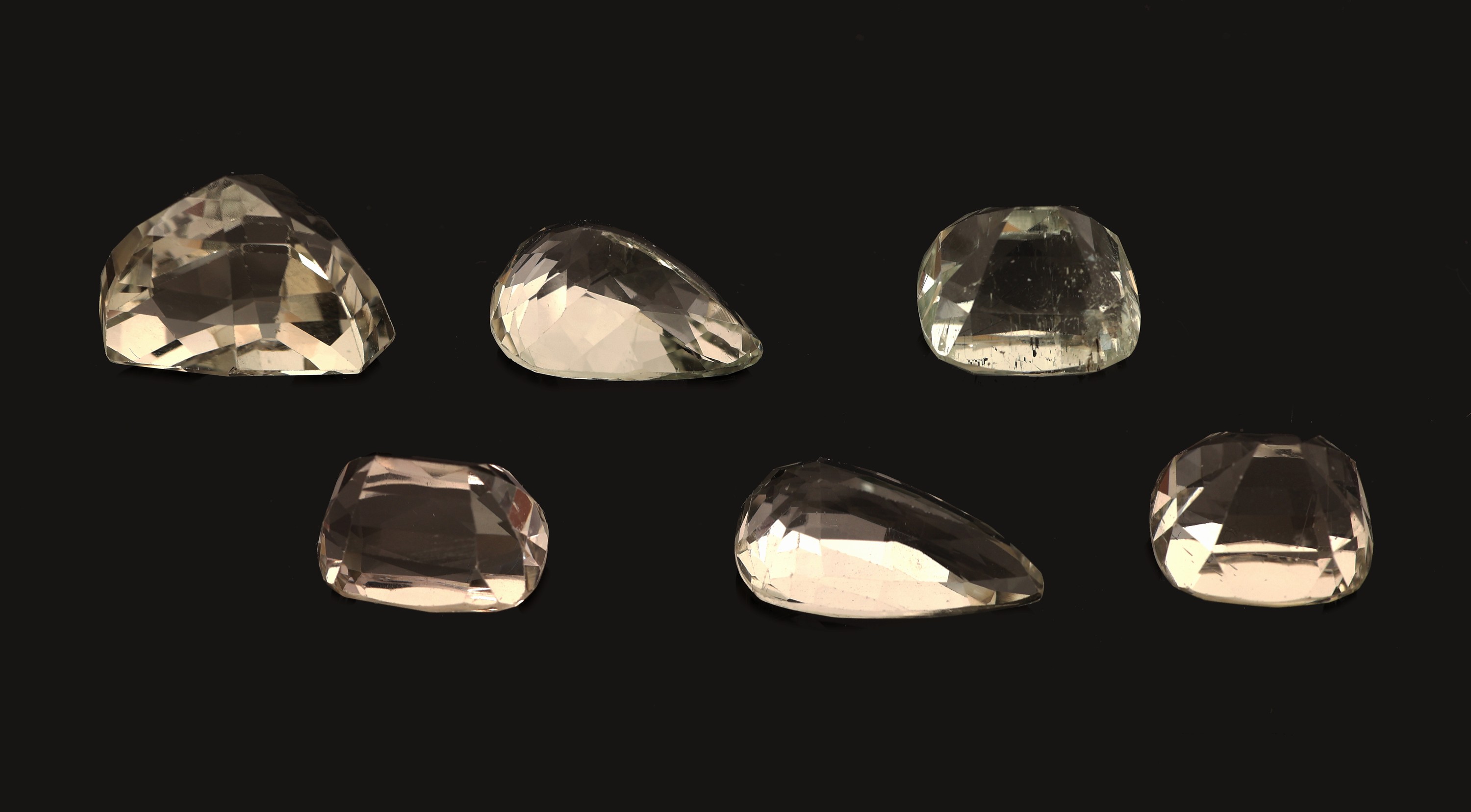 Detail b: Lot 6 lose Hiddenite, zus. ca. 83.42 ct, versch. Schliffformen und Farbnuancen