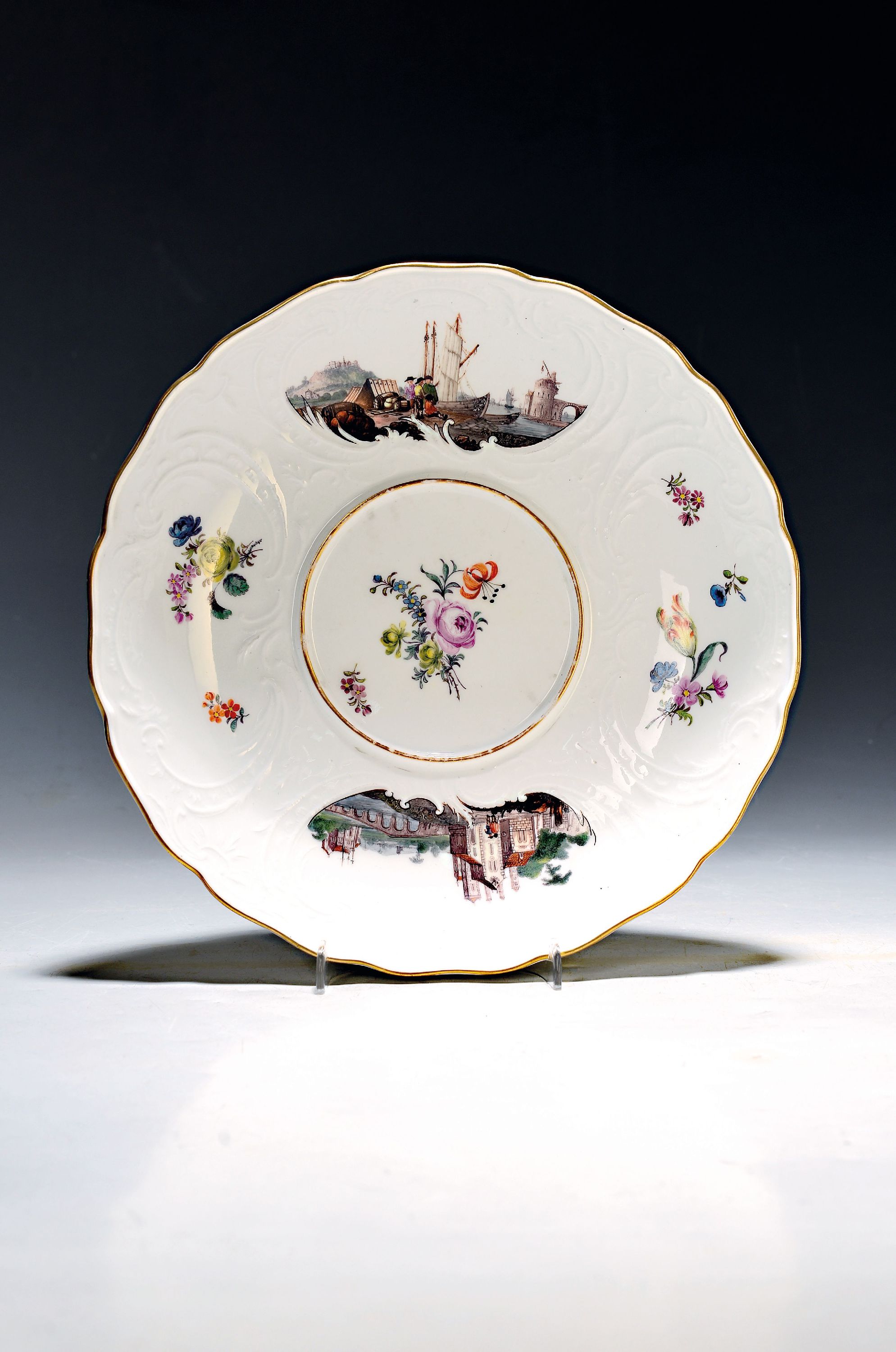 Detail b: Kleine Deckelterrine/Deckelschüssel mit Presentoir, Meissen, um 1745/50, Porzellan, Seeprospektszenen und Landschaften in sechs Reserven, ...