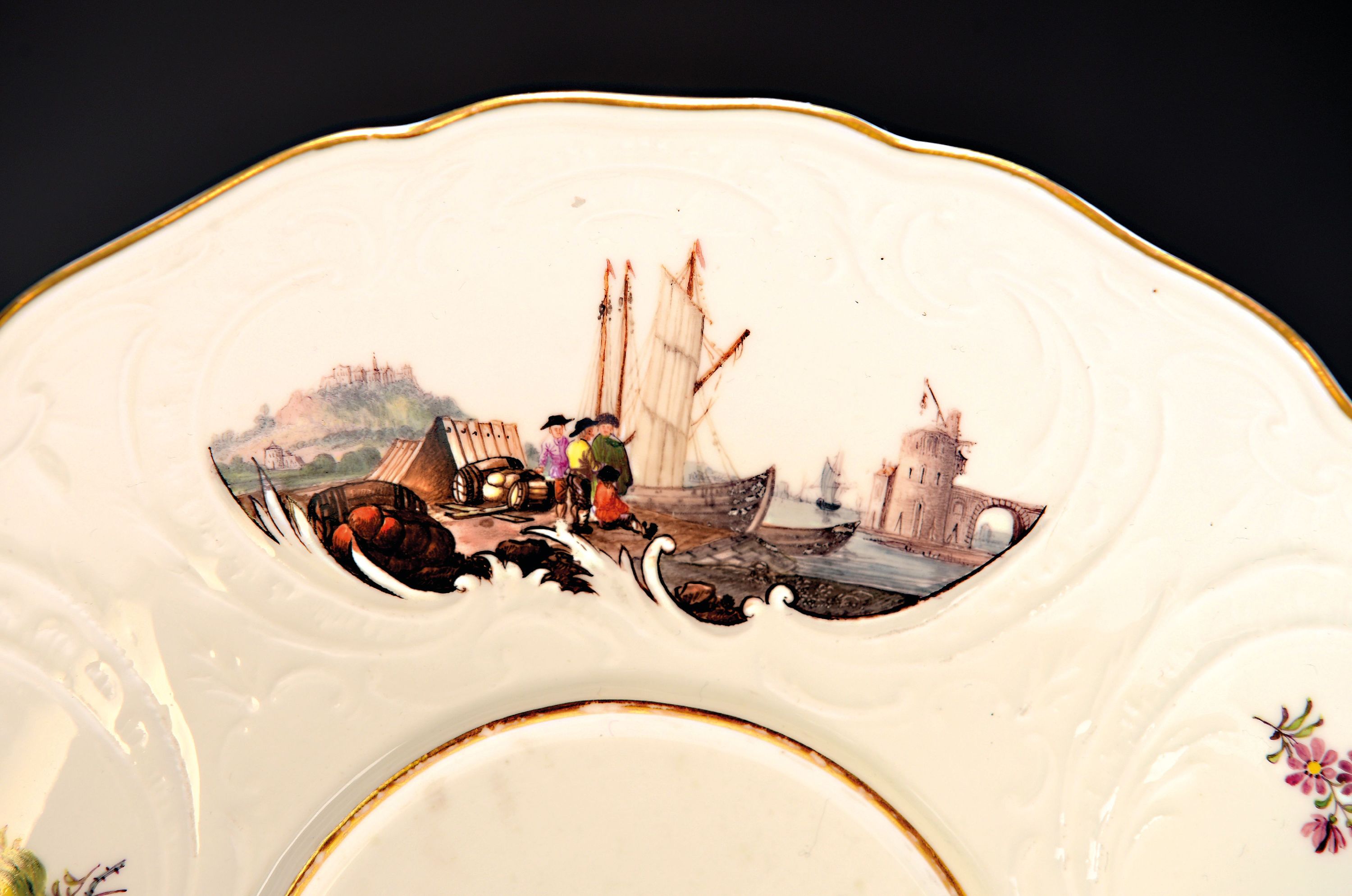 Detail c: Kleine Deckelterrine/Deckelschüssel mit Presentoir, Meissen, um 1745/50, Porzellan, Seeprospektszenen und Landschaften in sechs Reserven, ...