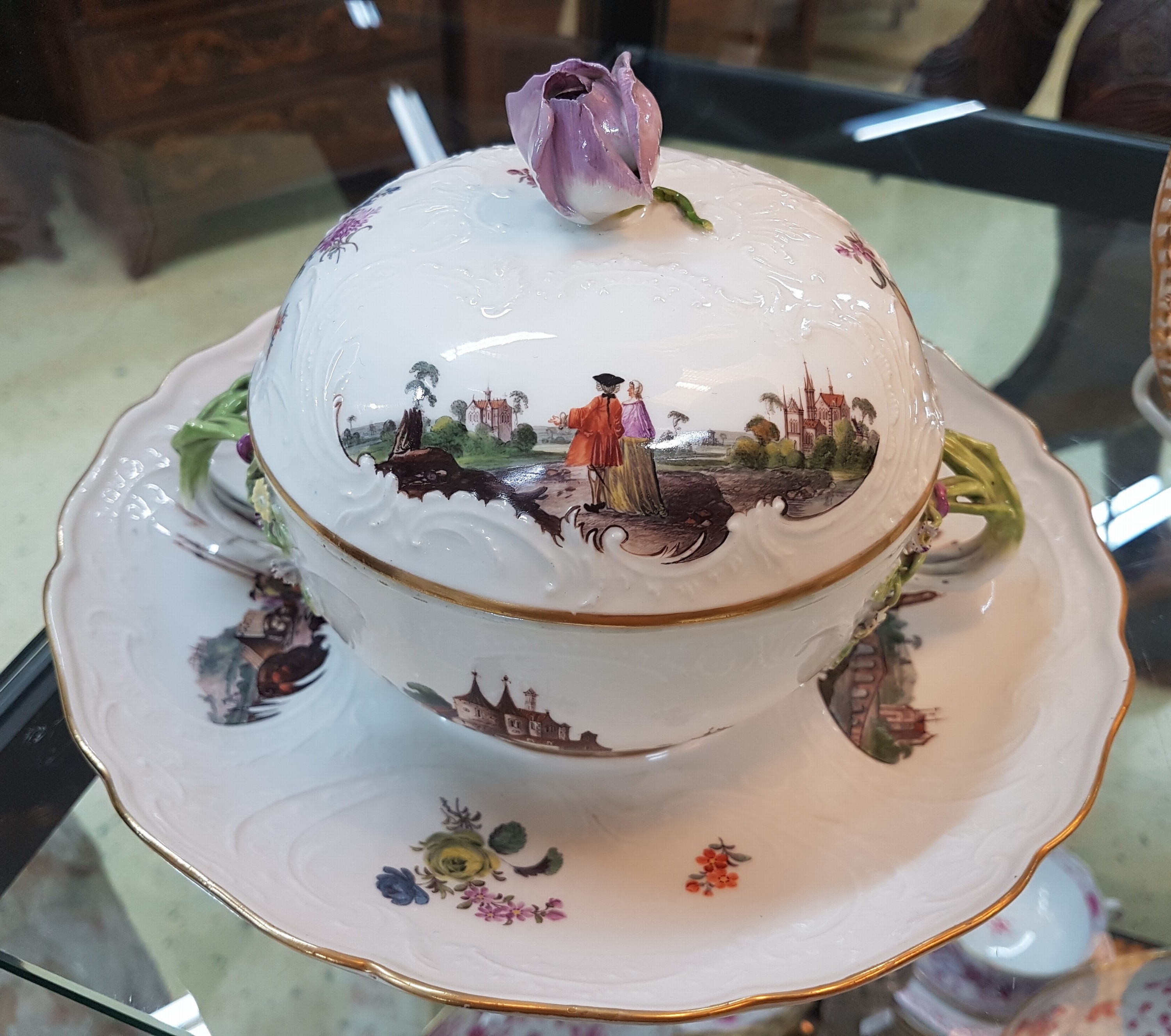 Detail e: Kleine Deckelterrine/Deckelschüssel mit Presentoir, Meissen, um 1745/50, Porzellan, Seeprospektszenen und Landschaften in sechs Reserven, ...
