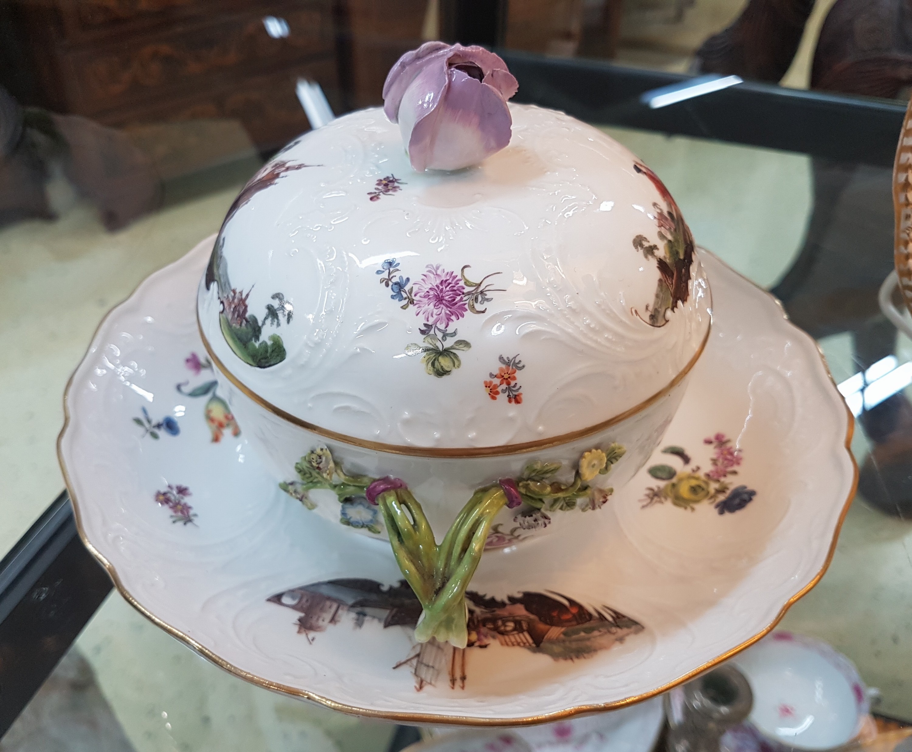 Detail f: Kleine Deckelterrine/Deckelschüssel mit Presentoir, Meissen, um 1745/50, Porzellan, Seeprospektszenen und Landschaften in sechs Reserven, ...
