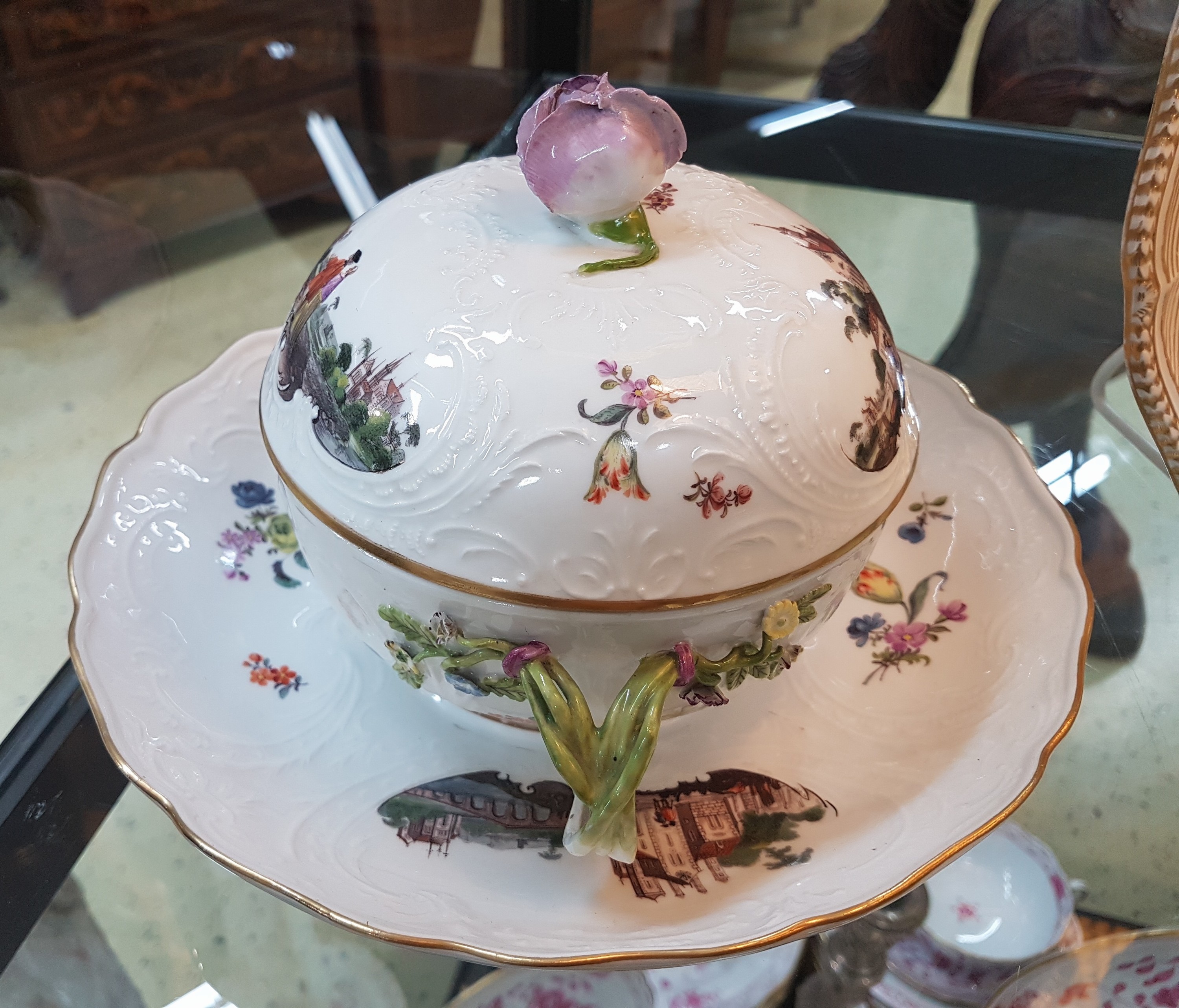 Detail h: Kleine Deckelterrine/Deckelschüssel mit Presentoir, Meissen, um 1745/50, Porzellan, Seeprospektszenen und Landschaften in sechs Reserven, ...