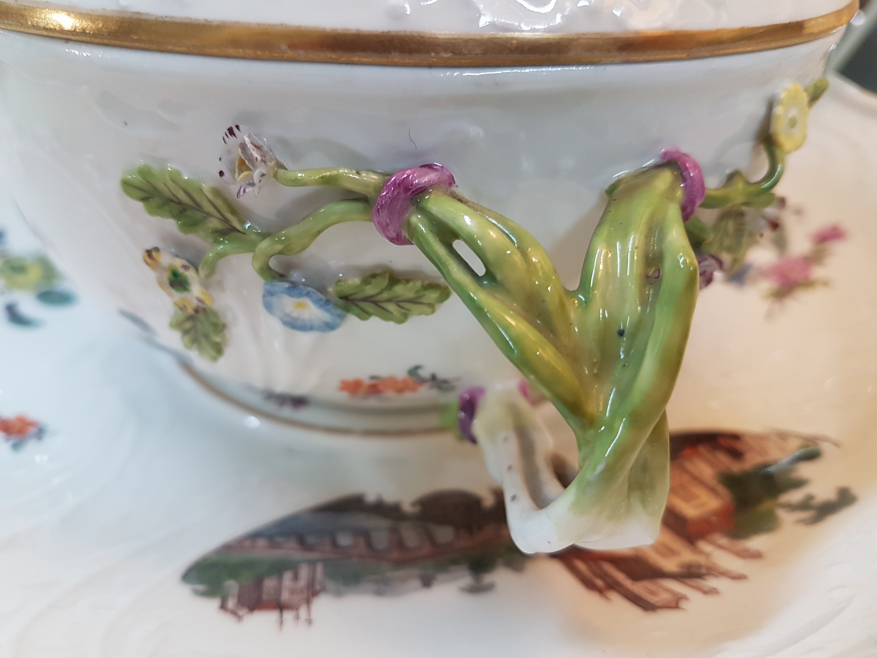Detail j: Kleine Deckelterrine/Deckelschüssel mit Presentoir, Meissen, um 1745/50, Porzellan, Seeprospektszenen und Landschaften in sechs Reserven, ...