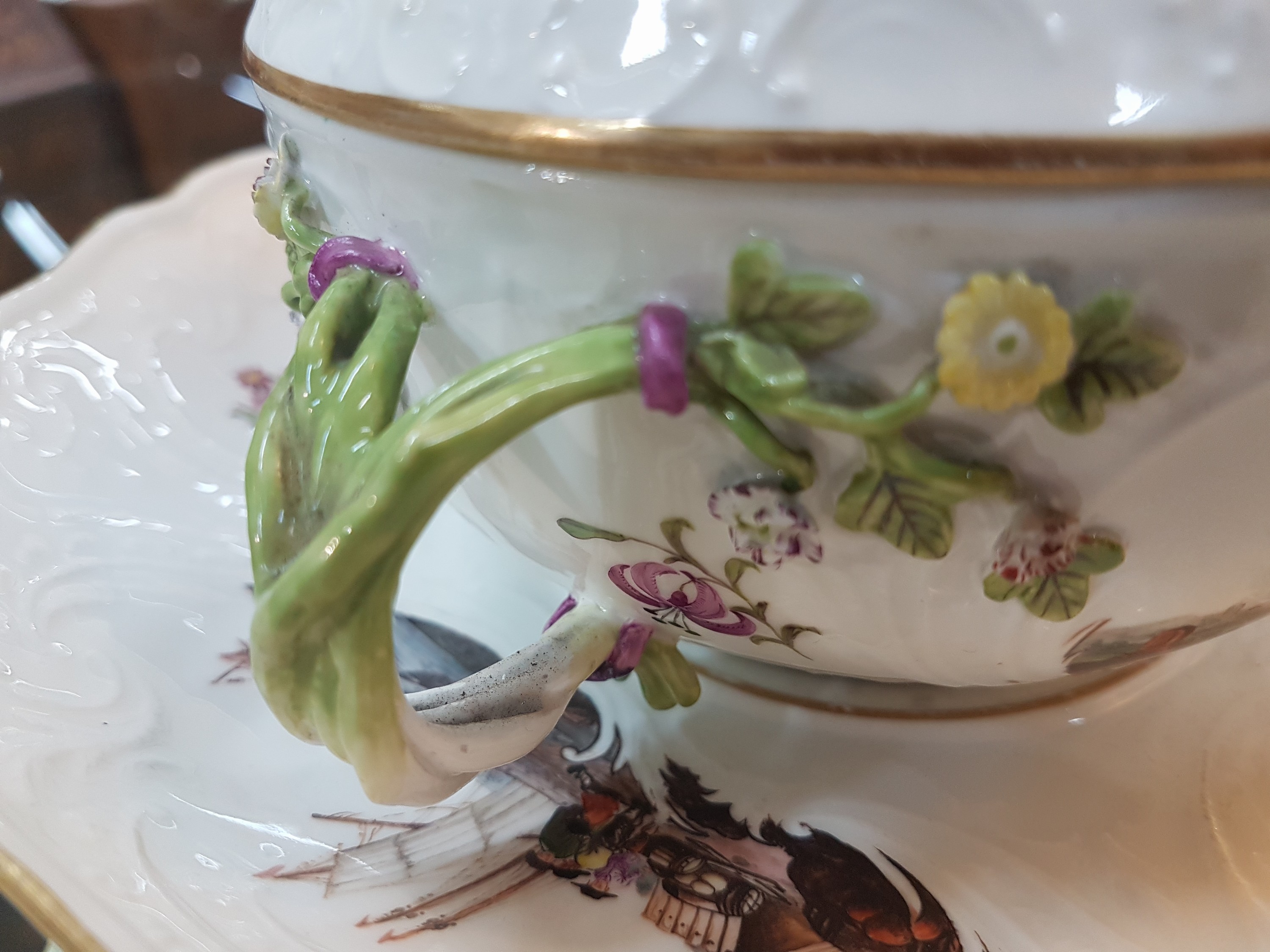 Detail k: Kleine Deckelterrine/Deckelschüssel mit Presentoir, Meissen, um 1745/50, Porzellan, Seeprospektszenen und Landschaften in sechs Reserven, ...