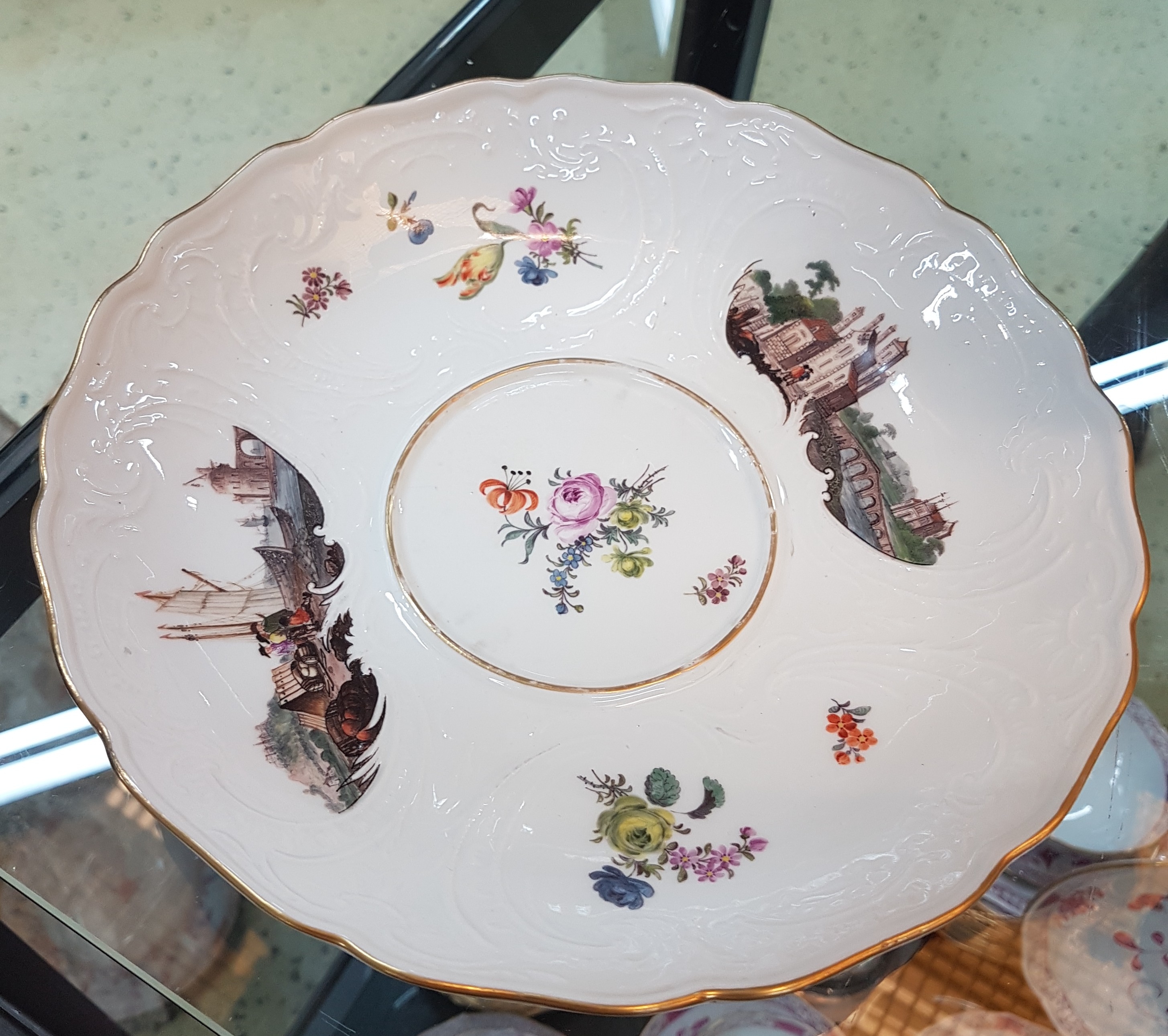 Detail m: Kleine Deckelterrine/Deckelschüssel mit Presentoir, Meissen, um 1745/50, Porzellan, Seeprospektszenen und Landschaften in sechs Reserven, ...
