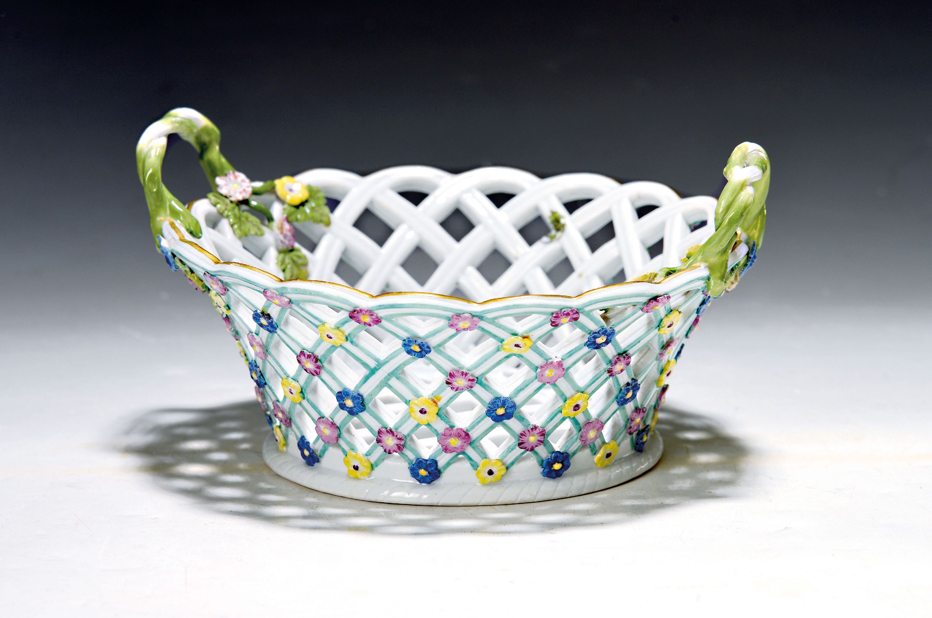 Image 27044550 - Runde Korbschale, Meissen, um 1750, Asthenkel, Wandung und Boden in Durchbrucharbeit, ...