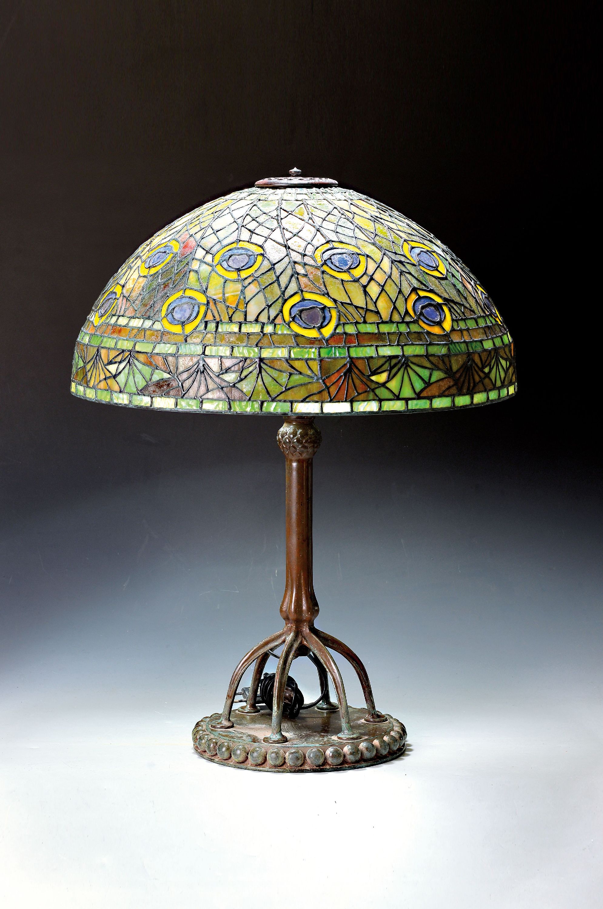Image 27044551 - Tiffany-Stil-Lampe, USA, 20. Jh., großer Glasmosaikschirm im Pfauenaugendekor, ...