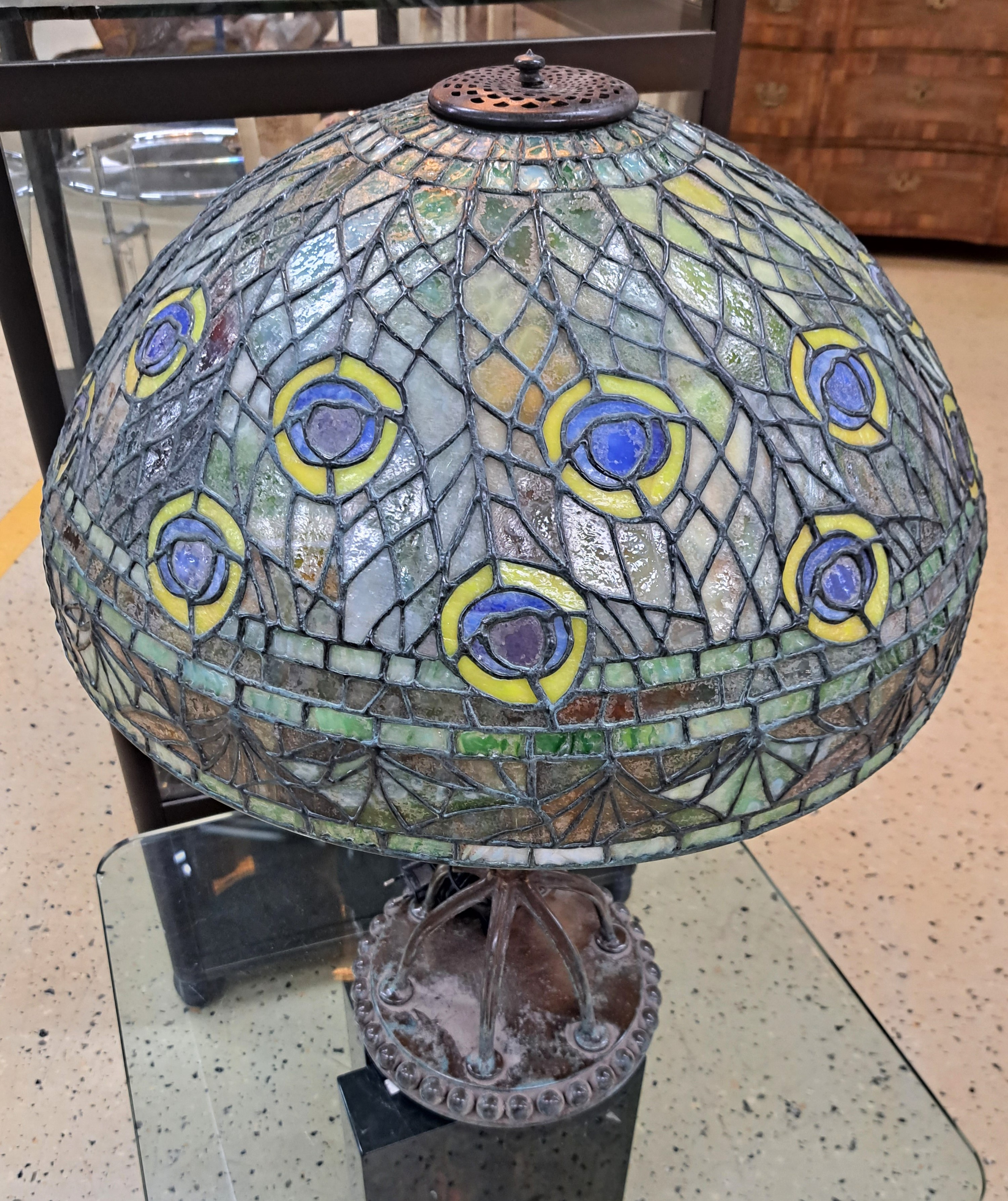 Detail a: Tiffany-Stil-Lampe, USA, 20. Jh., großer Glasmosaikschirm im Pfauenaugendekor, patinierter Bronzefuß auf runder Bodenplatte , sechs hohen Beinen ...
