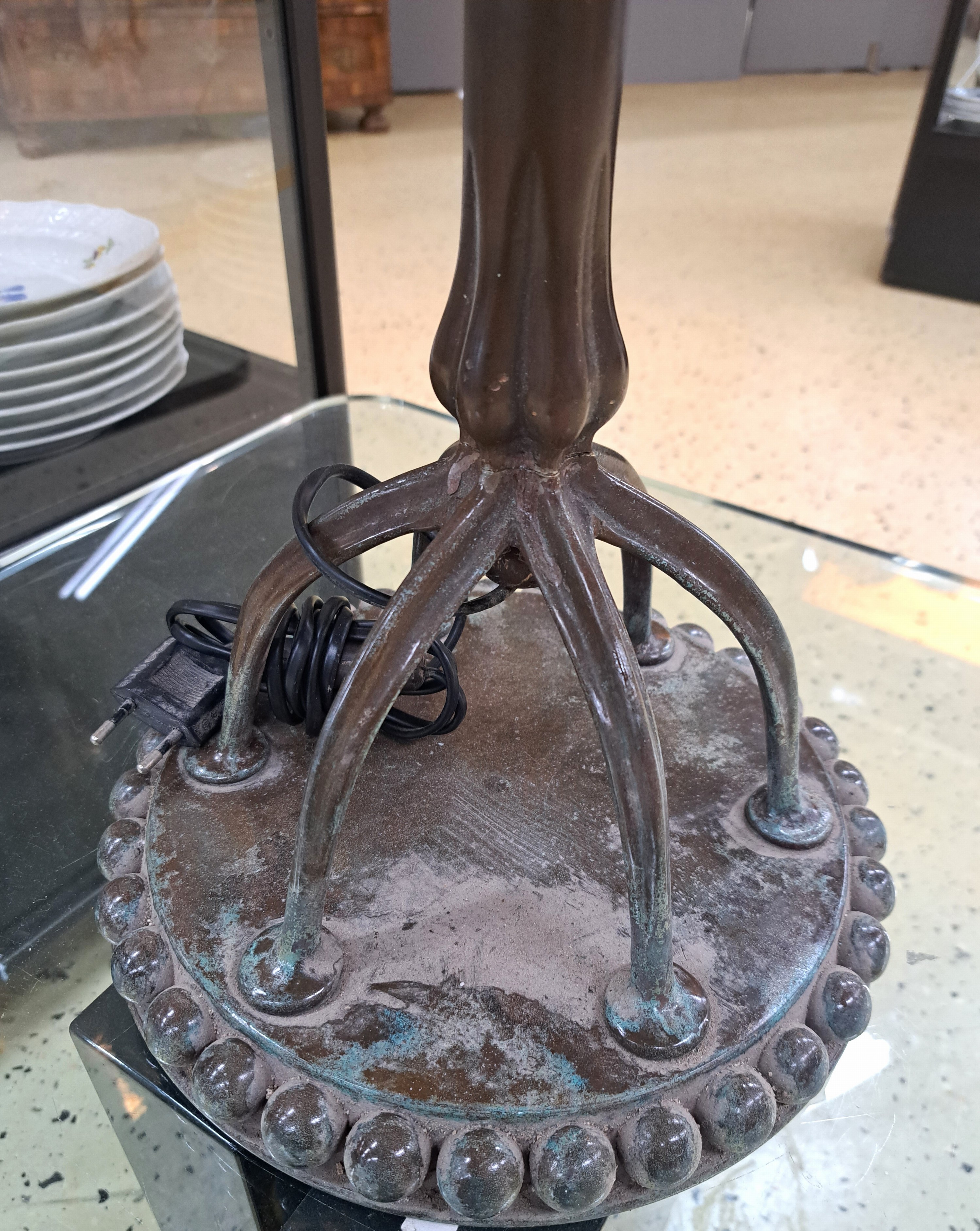 Detail c: Tiffany-Stil-Lampe, USA, 20. Jh., großer Glasmosaikschirm im Pfauenaugendekor, patinierter Bronzefuß auf runder Bodenplatte , sechs hohen Beinen ...