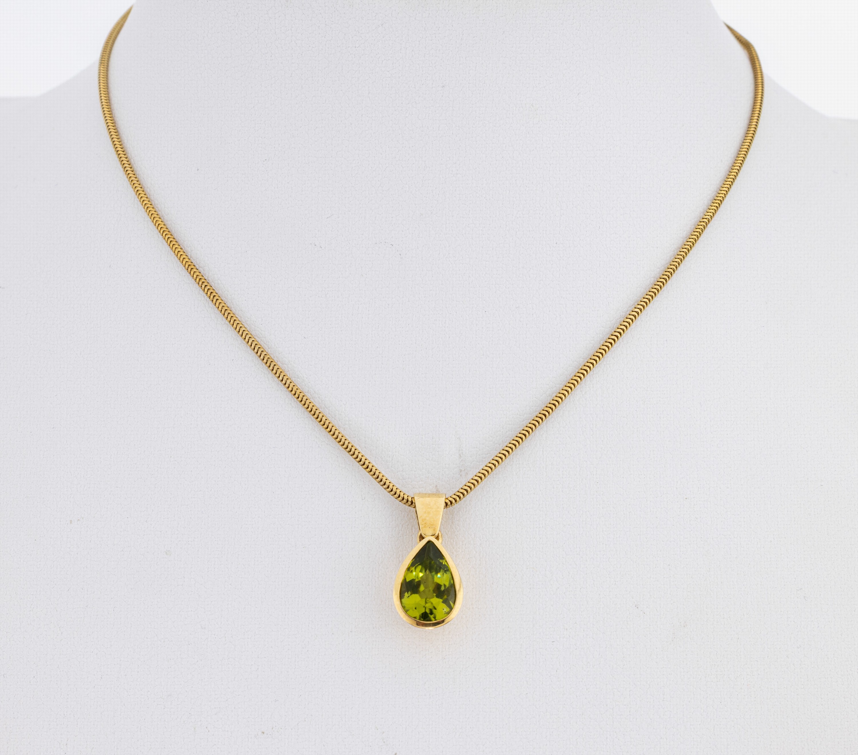 Image 27044552 - 14 kt gold peridot-pendant , YG 585/000, unpretentious design, bevelled peridot-pear ...