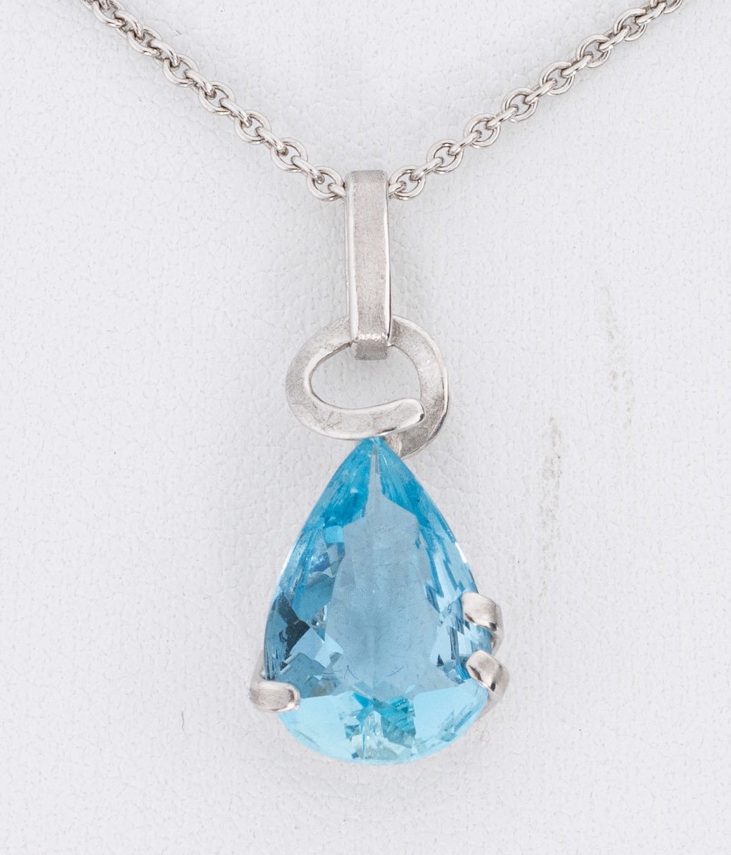 Detail a: 14 kt Gold Aquamarin-Anhänger, WG 585/000, part. sat., facett. Aquamarin-Tropfen ca. 3.20 ct, an Kette, WG 585/000, L. ca. 44.5 cm, ...