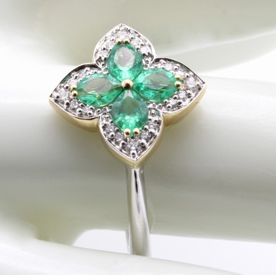 27044540a - Ring mit Smaragden und Brillanten, GG/WG 750/000, 4 Smaragde zus. ca. 0.51 ct, 20 Brill. ...