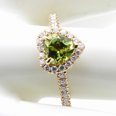 27044541a - Ring mit Peridot und Brillanten, GG 750/000,Peridotherz ca. 0.82 ct, 31 Brill. zus. ca. ...