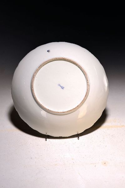 27044547d - Small lidded tureen/lidded bowl with presentoir/plate, Meissen, around 1745/50, ...