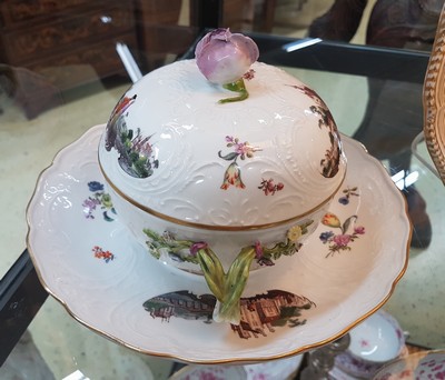 27044547h - Small lidded tureen/lidded bowl with presentoir/plate, Meissen, around 1745/50, ...