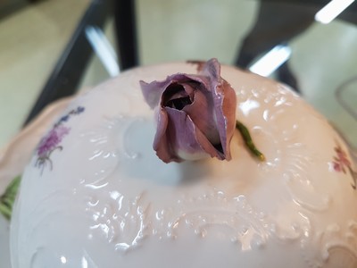 27044547i - Small lidded tureen/lidded bowl with presentoir/plate, Meissen, around 1745/50, ...