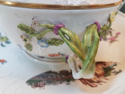 27044547j - Small lidded tureen/lidded bowl with presentoir/plate, Meissen, around 1745/50, ...