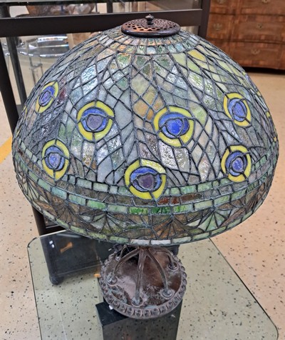 27044551a - Tiffany-Stil-Lampe, USA, 20. Jh., großer Glasmosaikschirm im Pfauenaugendekor, ...