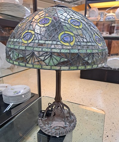 27044551b - Tiffany-Stil-Lampe, USA, 20. Jh., großer Glasmosaikschirm im Pfauenaugendekor, ...