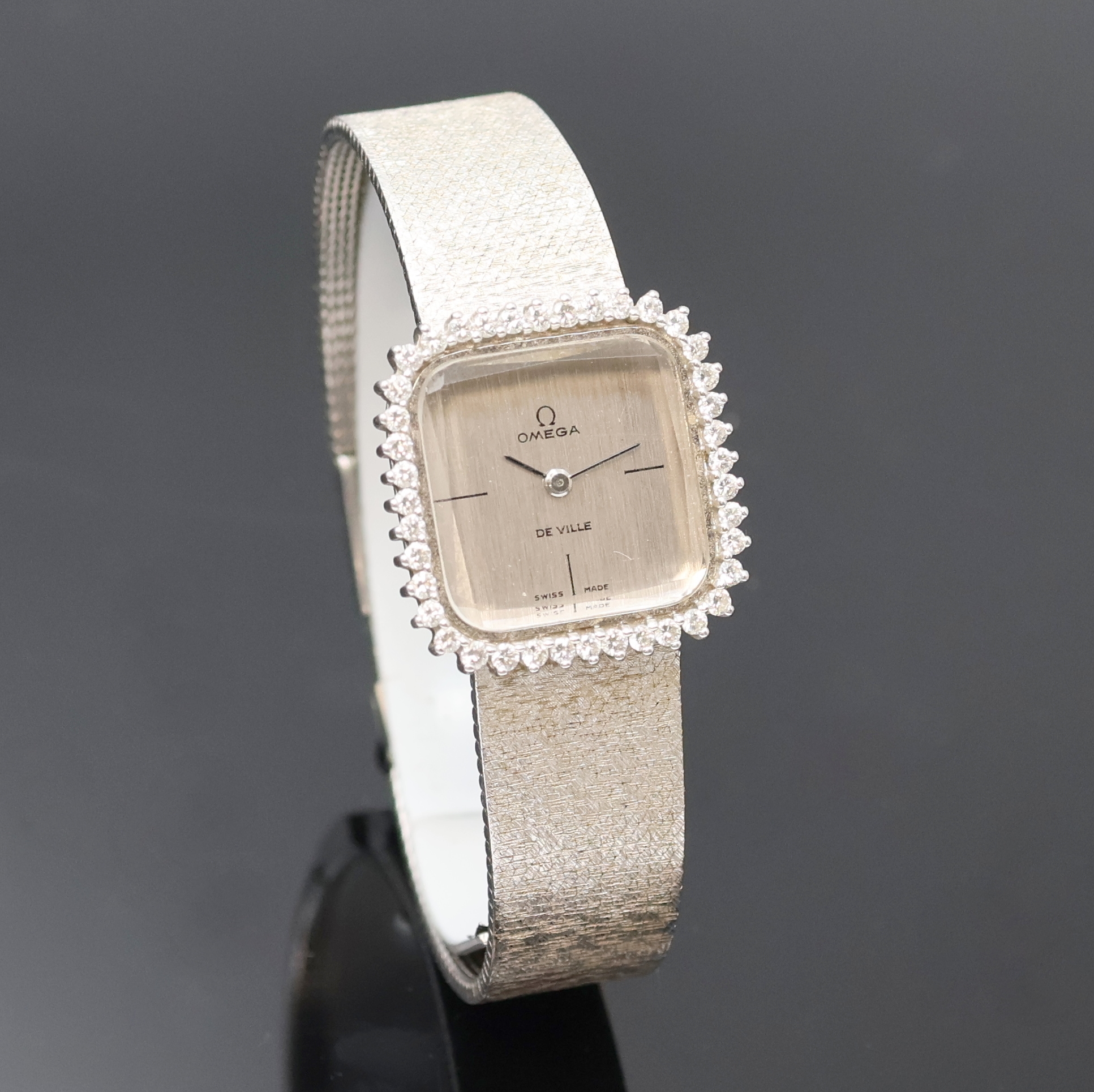 Detail b: OMEGA De Ville Damenarmbanduhr in WG 750/000 Referenz 1211, Handaufzug, Schweiz um 1969, 2-teil. Geh. inkl. orig. Milanaiseband, Boden aufgedr., ...