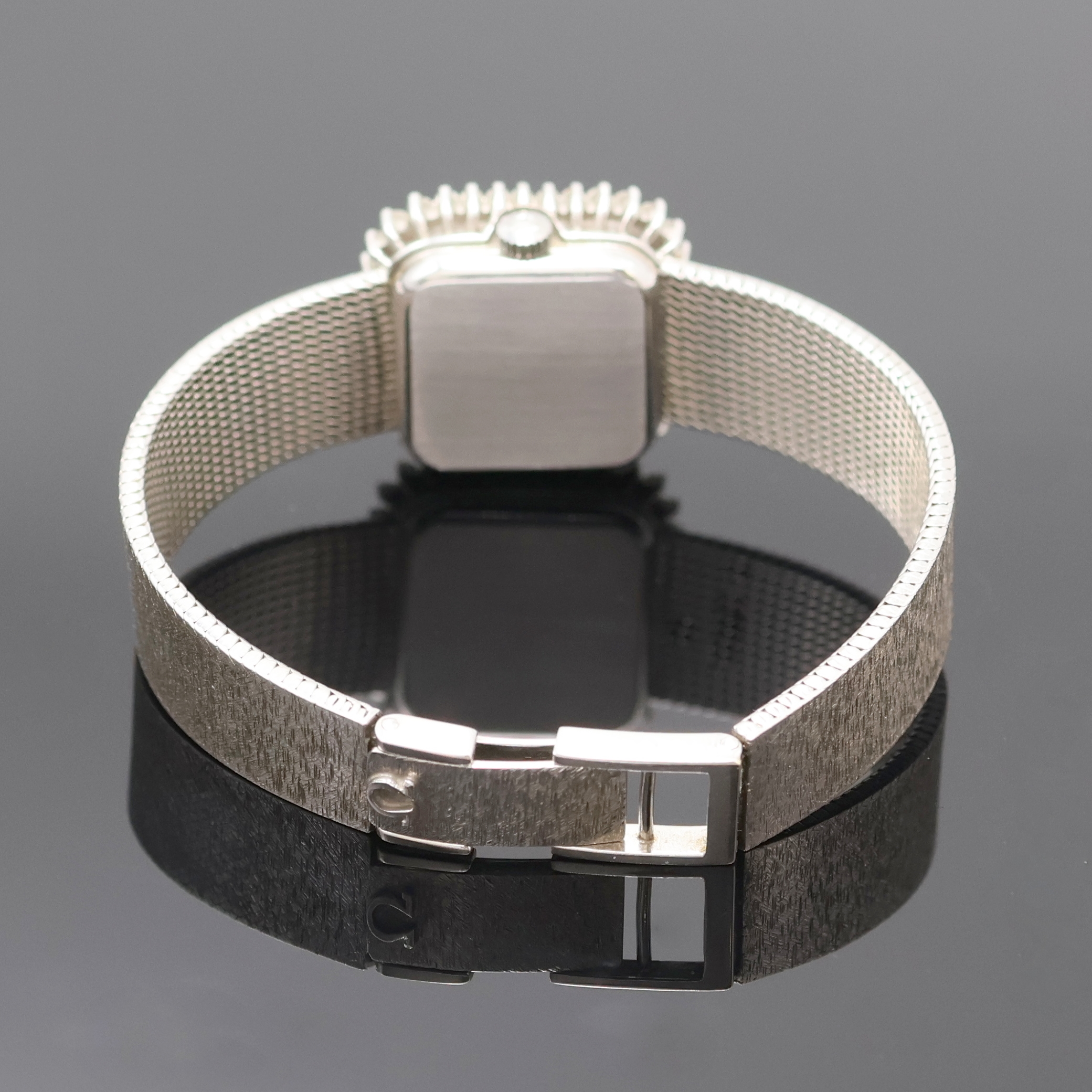 Detail c: OMEGA De Ville Damenarmbanduhr in WG 750/000 Referenz 1211, Handaufzug, Schweiz um 1969, 2-teil. Geh. inkl. orig. Milanaiseband, Boden aufgedr., ...