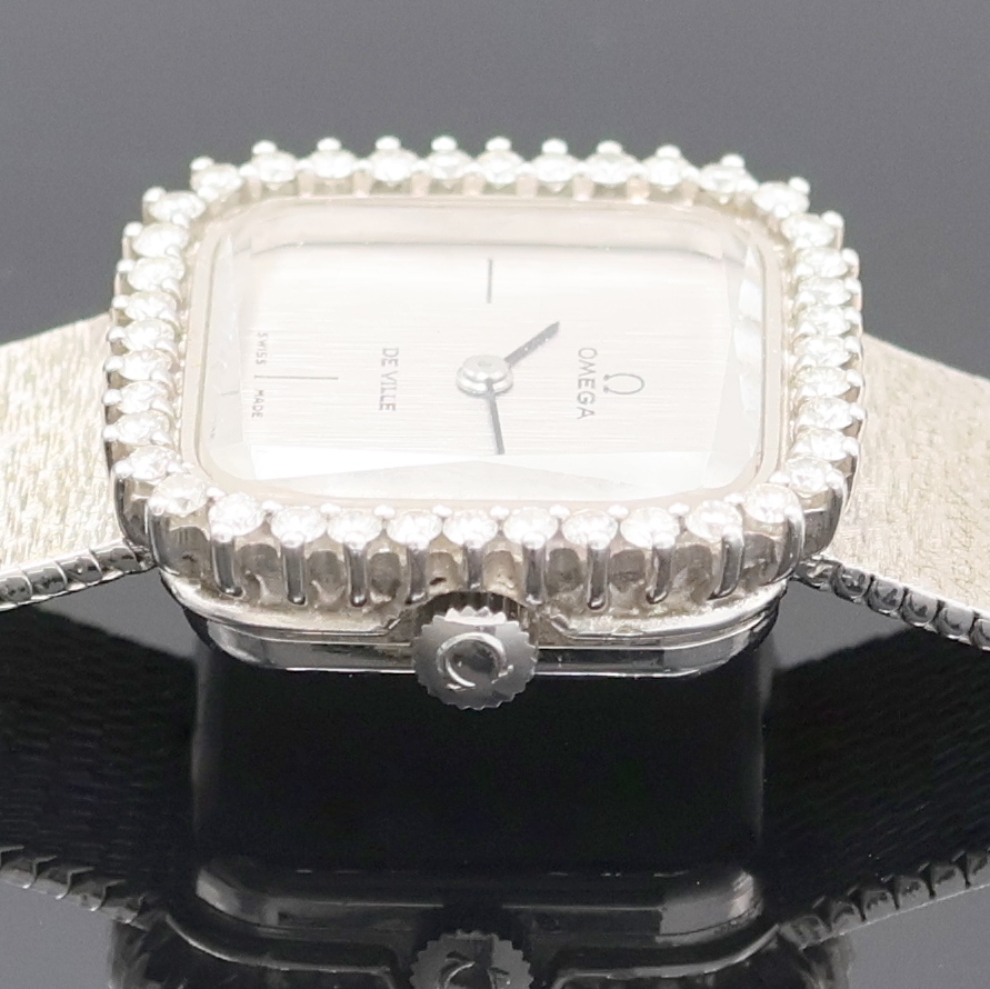 Detail e: OMEGA De Ville Damenarmbanduhr in WG 750/000 Referenz 1211, Handaufzug, Schweiz um 1969, 2-teil. Geh. inkl. orig. Milanaiseband, Boden aufgedr., ...