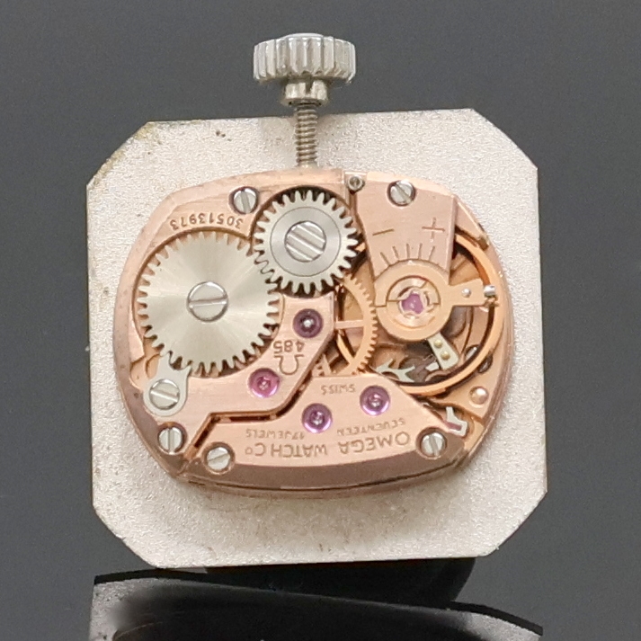Detail g: OMEGA De Ville Damenarmbanduhr in WG 750/000 Referenz 1211, Handaufzug, Schweiz um 1969, 2-teil. Geh. inkl. orig. Milanaiseband, Boden aufgedr., ...