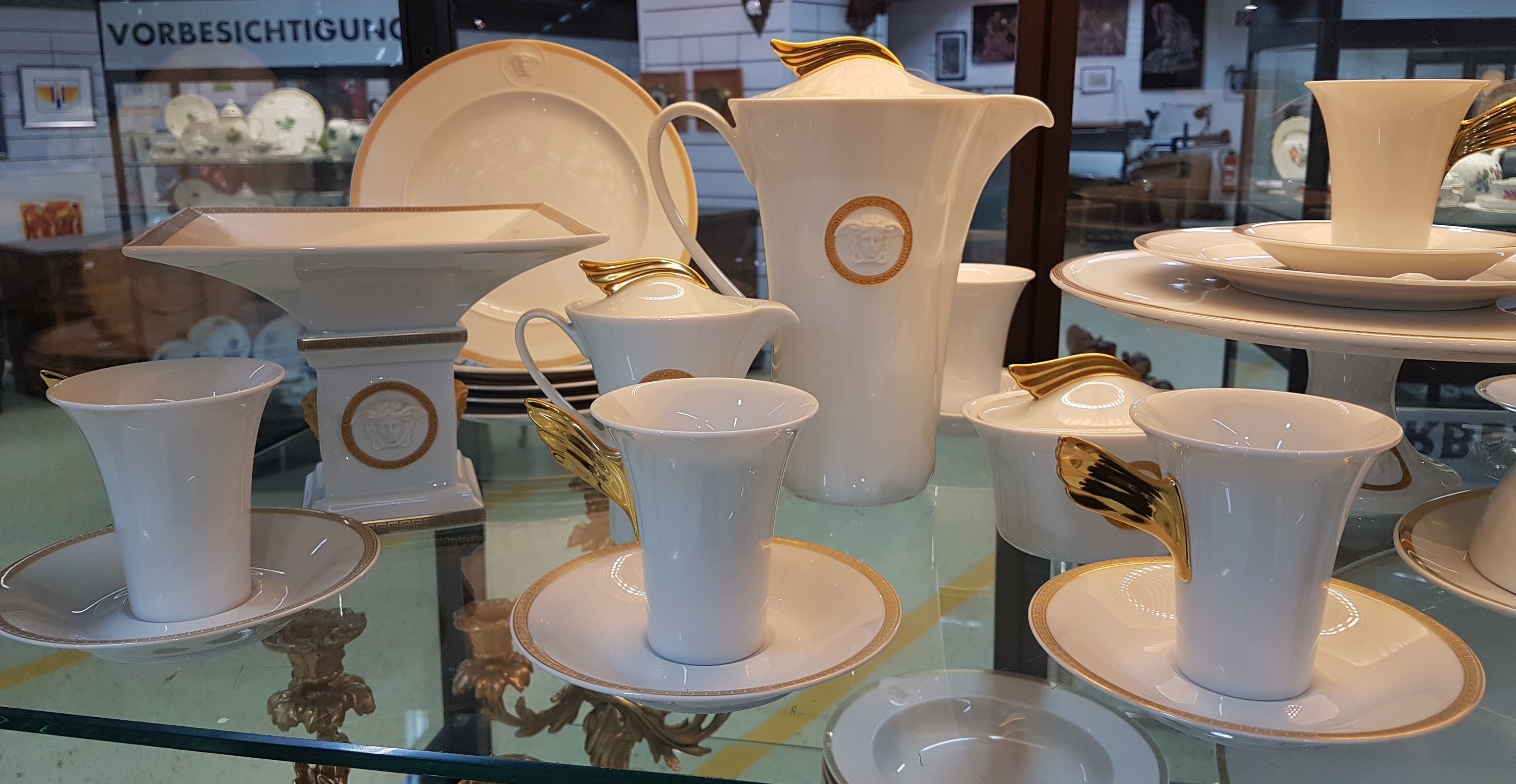 Detail a: Frühstückservice für 6 Personen, Rosenthal, Entwurf Gianni Versace, Modell Medaille Meandre d'or, Formentwurf Paul Wunderlich, Kaffeekanne, ...