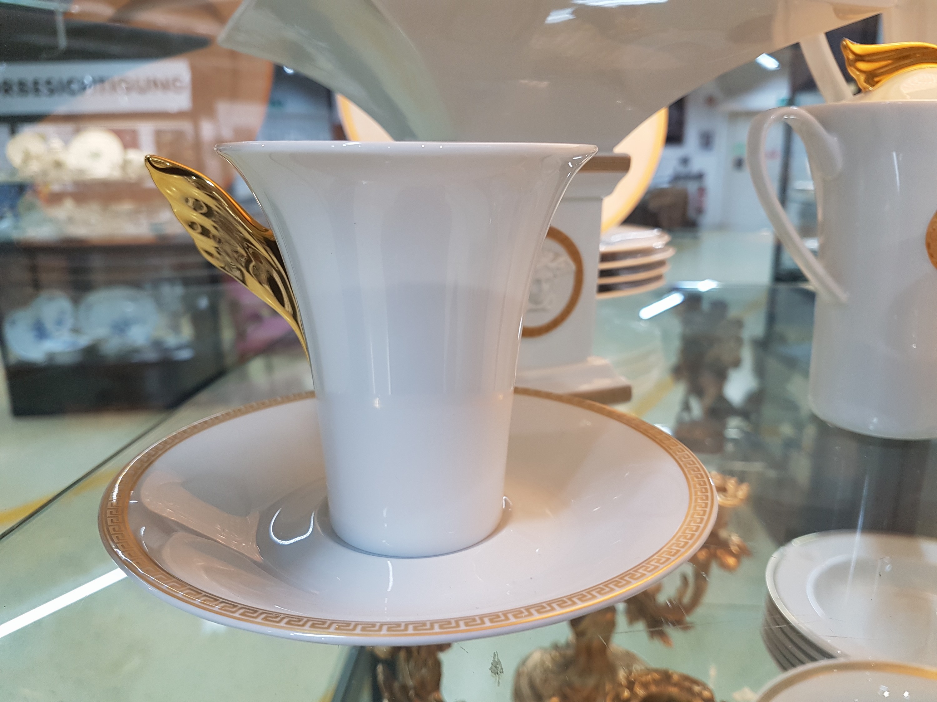 Detail b: Frühstückservice für 6 Personen, Rosenthal, Entwurf Gianni Versace, Modell Medaille Meandre d'or, Formentwurf Paul Wunderlich, Kaffeekanne, ...