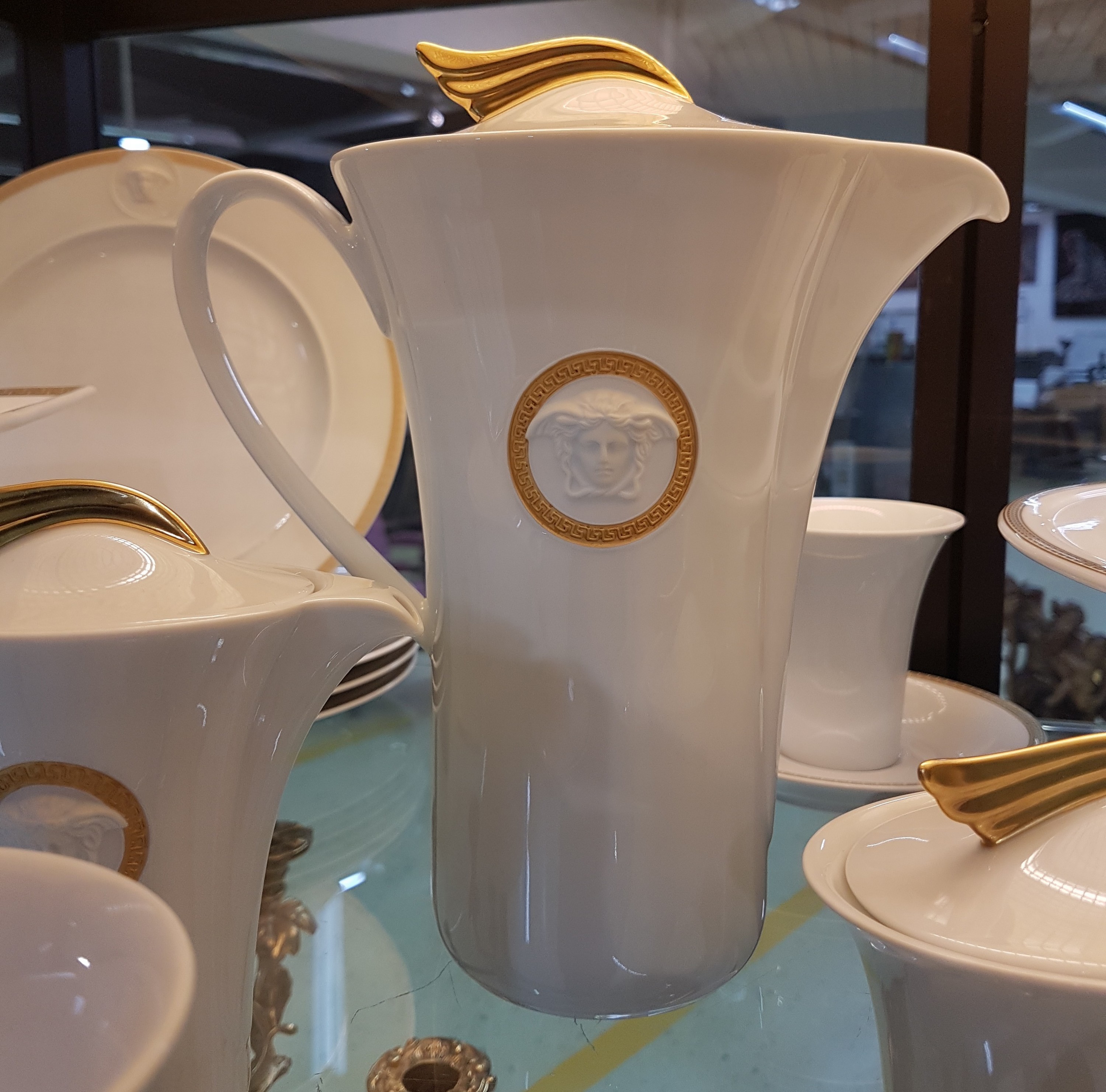 Detail c: Frühstückservice für 6 Personen, Rosenthal, Entwurf Gianni Versace, Modell Medaille Meandre d'or, Formentwurf Paul Wunderlich, Kaffeekanne, ...