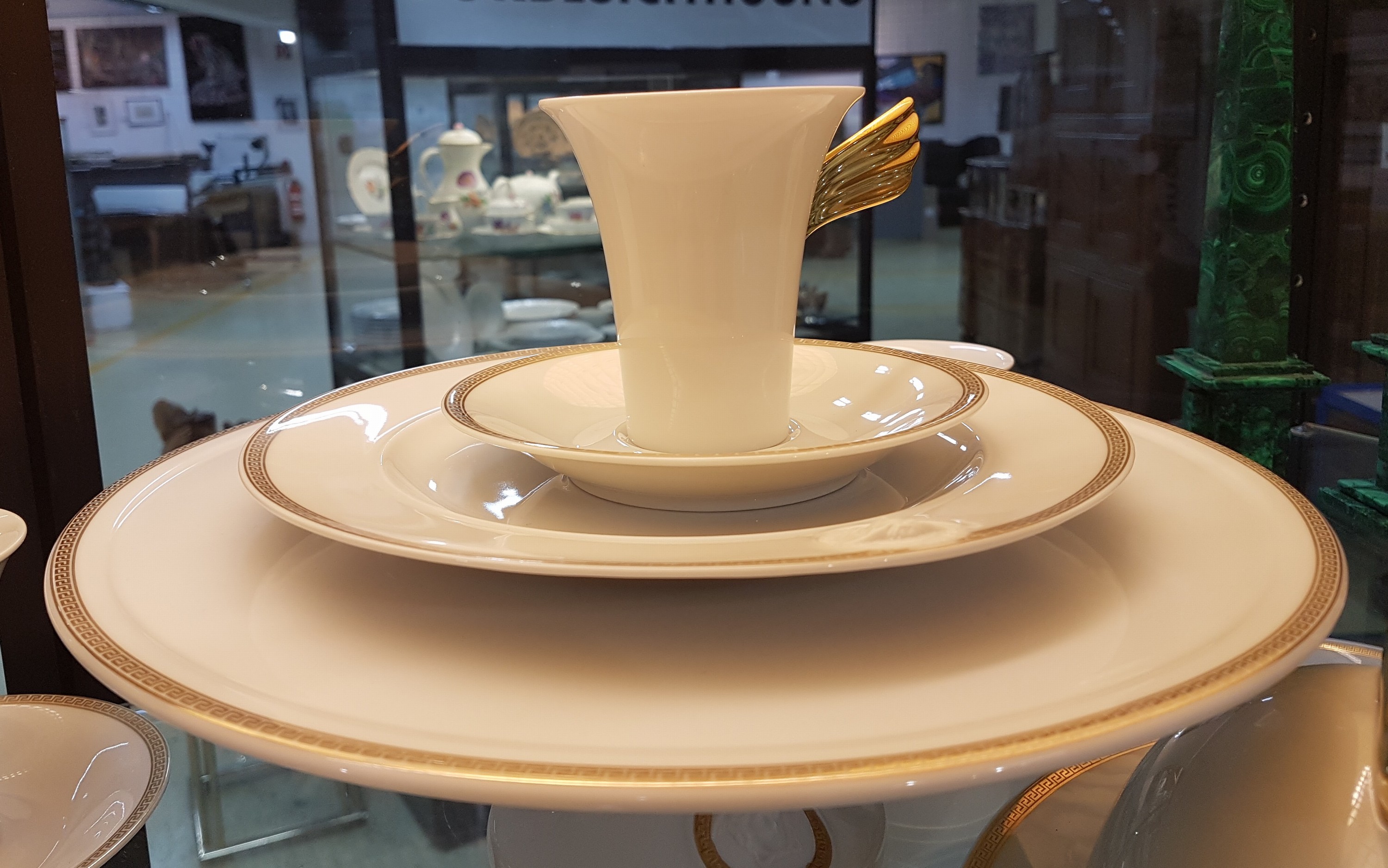 Detail d: Frühstückservice für 6 Personen, Rosenthal, Entwurf Gianni Versace, Modell Medaille Meandre d'or, Formentwurf Paul Wunderlich, Kaffeekanne, ...